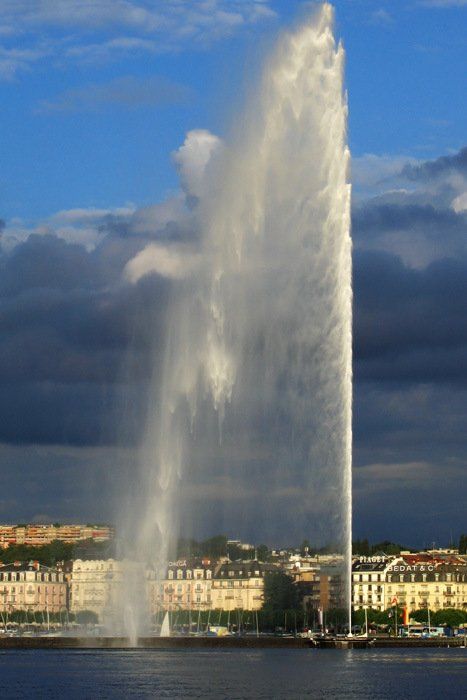 Ein großer Brunnen spritzt Wasser über ein Gewässer
