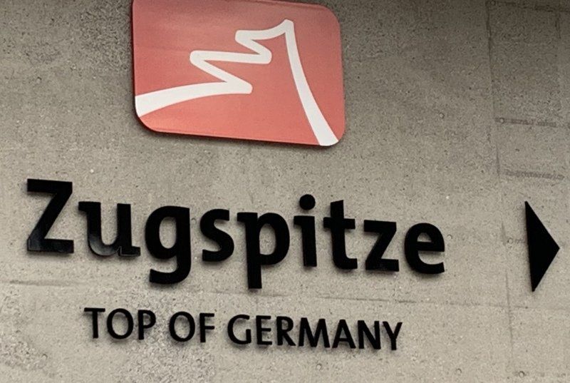 Ein Schild mit der Aufschrift „Zugspitze“