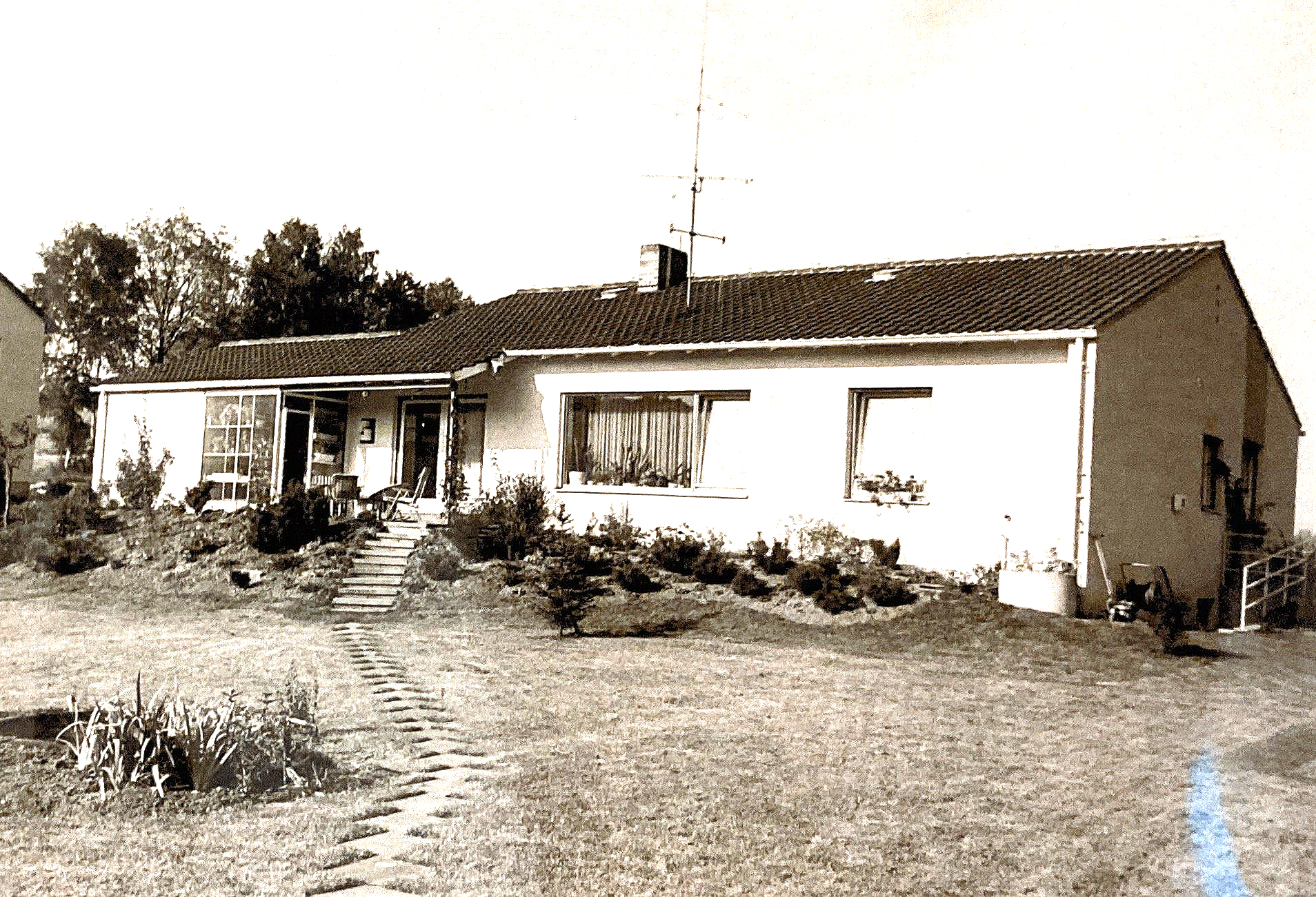 Ein Schwarzweißfoto eines Hauses auf dem Land