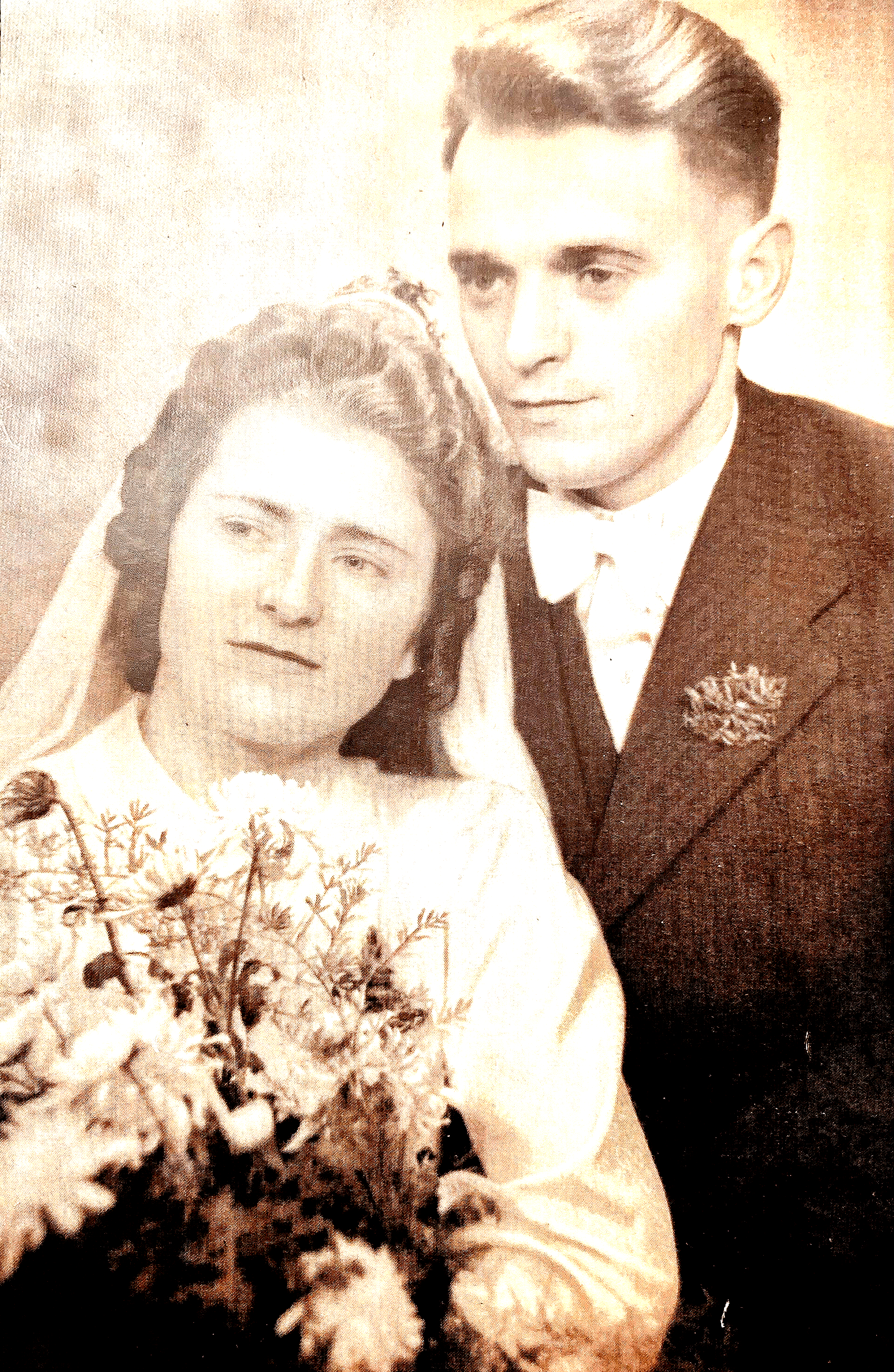 Ein Schwarzweißfoto von Braut und Bräutigam