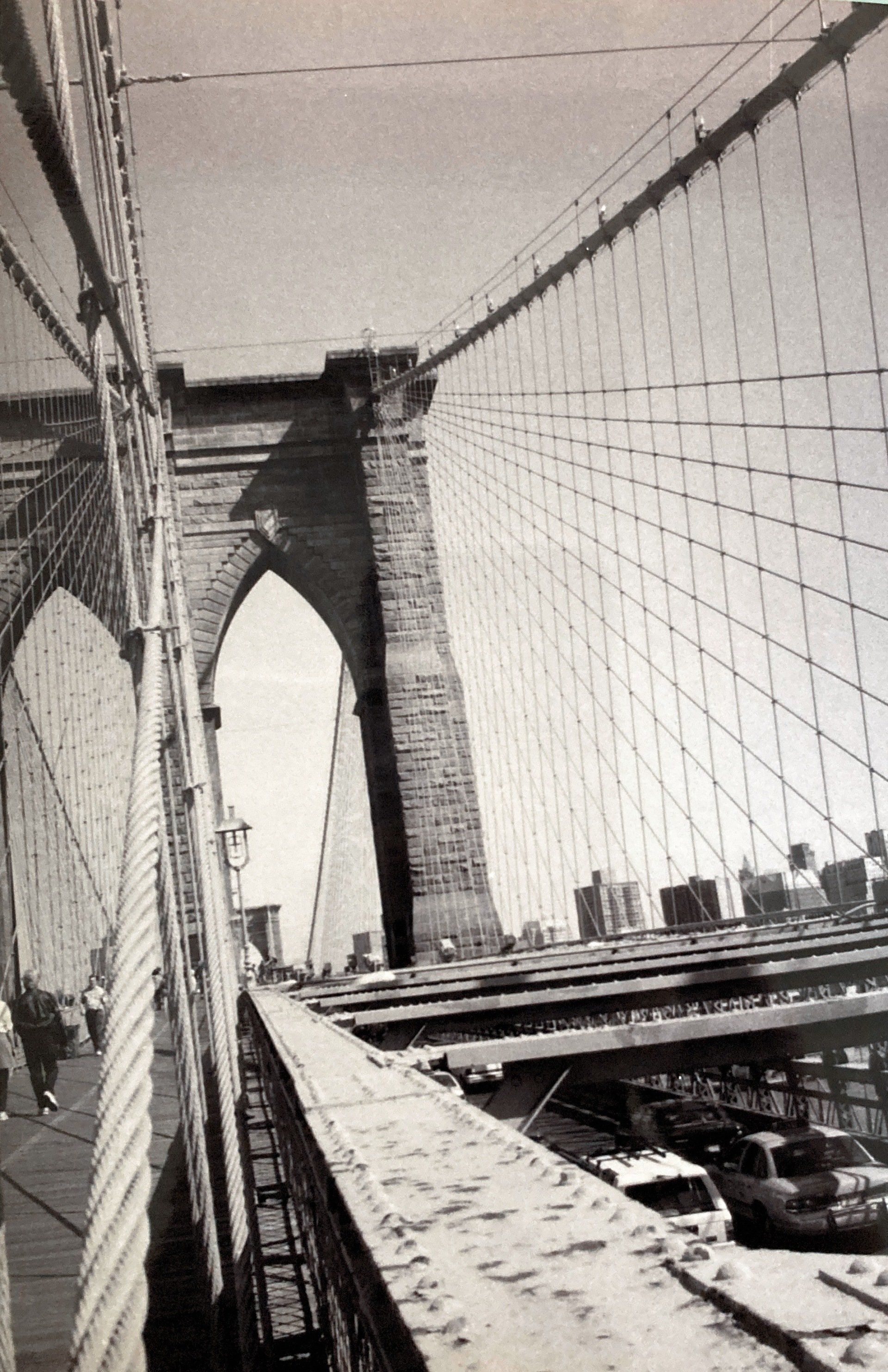 Ein Schwarzweißfoto der Brooklyn Bridge