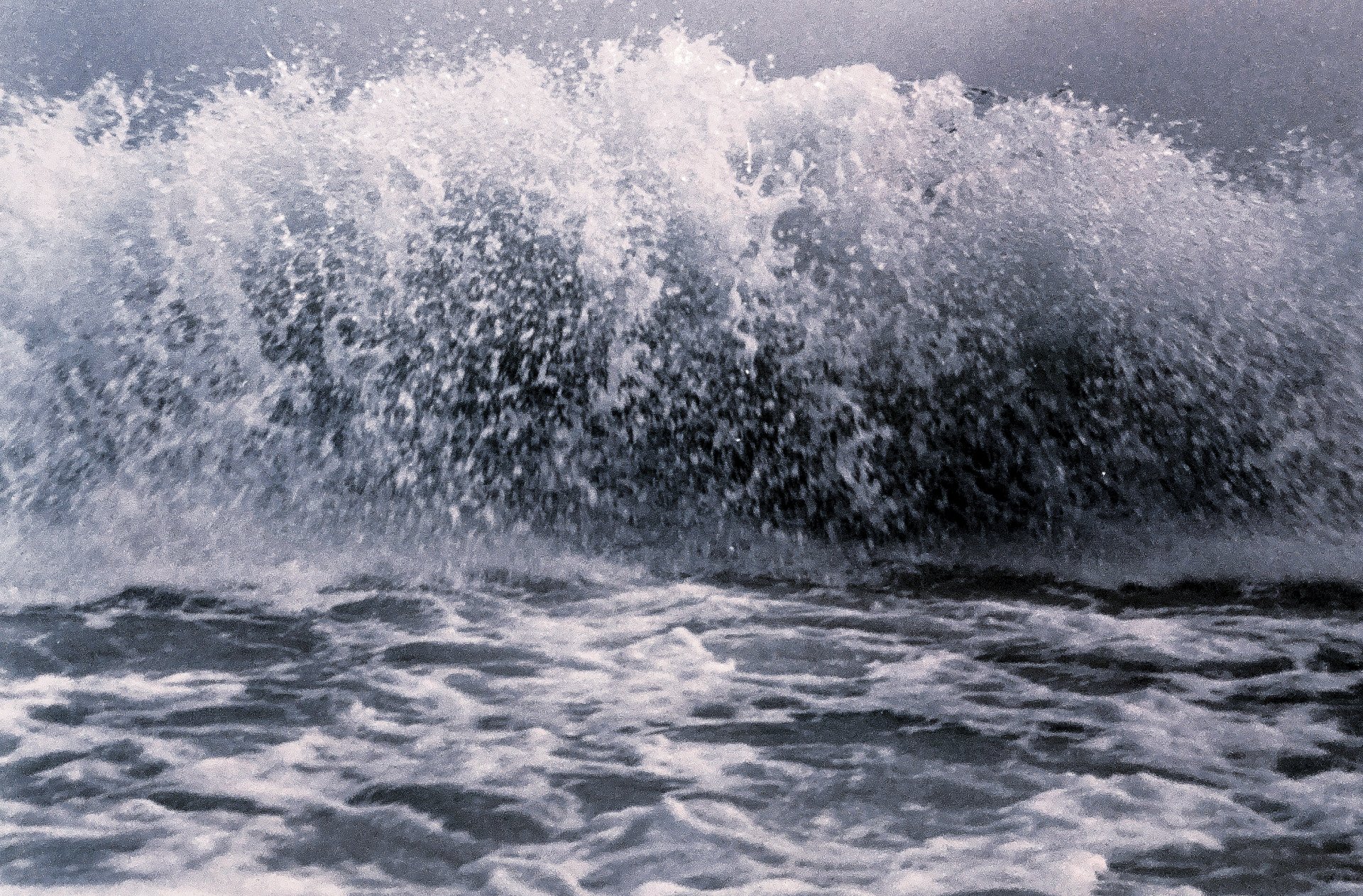 Ein Schwarzweißfoto einer großen Welle im Ozean