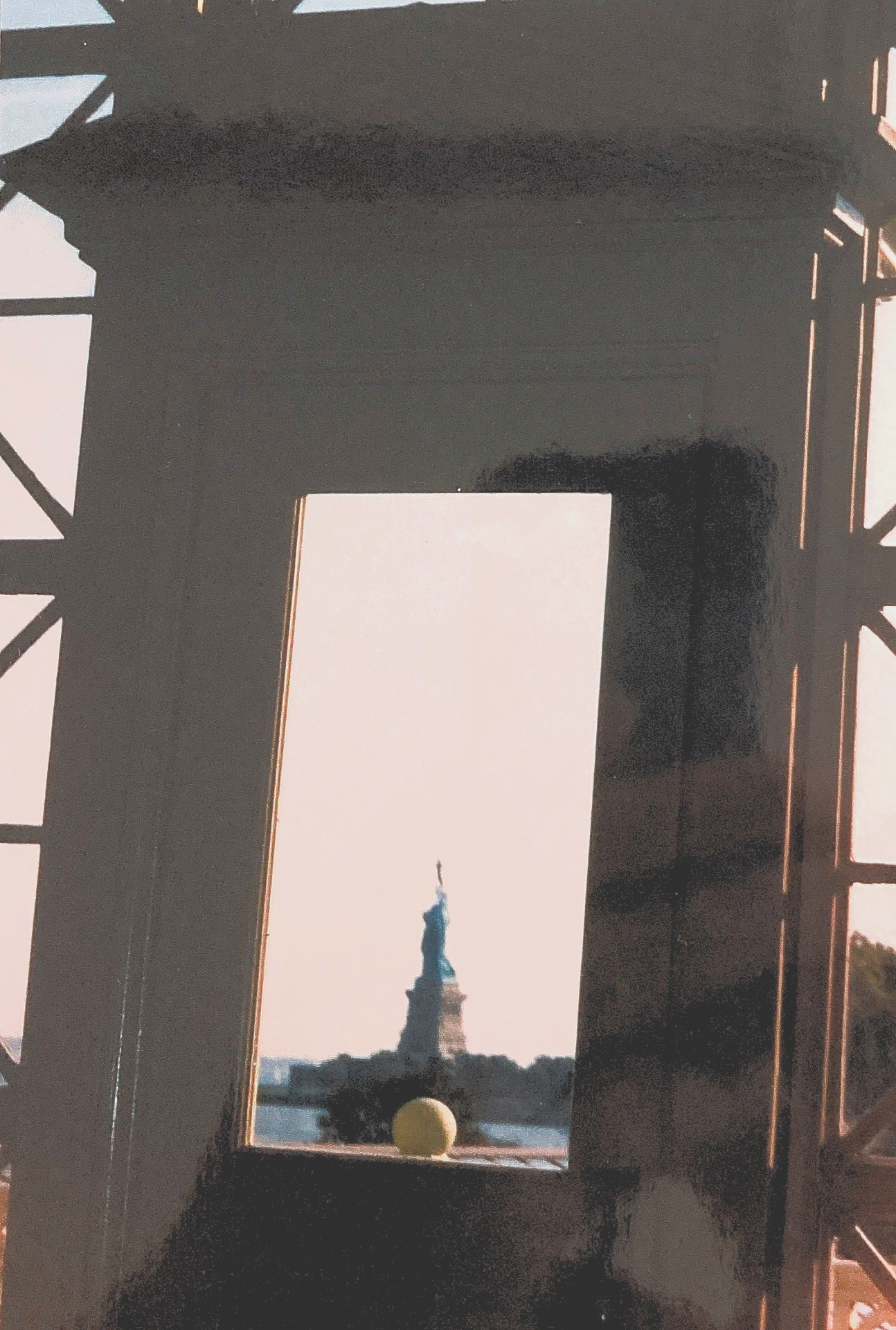 Ein Blick auf die Freiheitsstatue durch ein Fenster