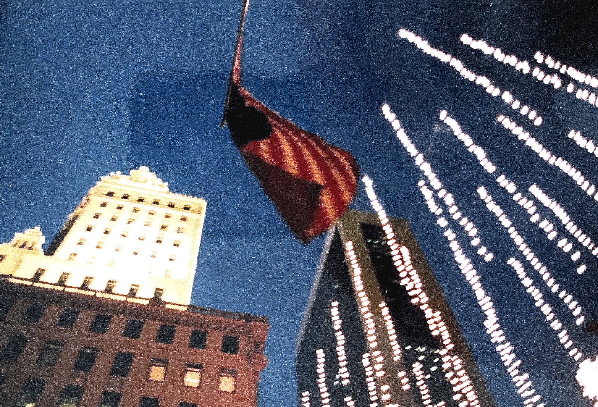 Eine amerikanische Flagge weht vor einem Gebäude