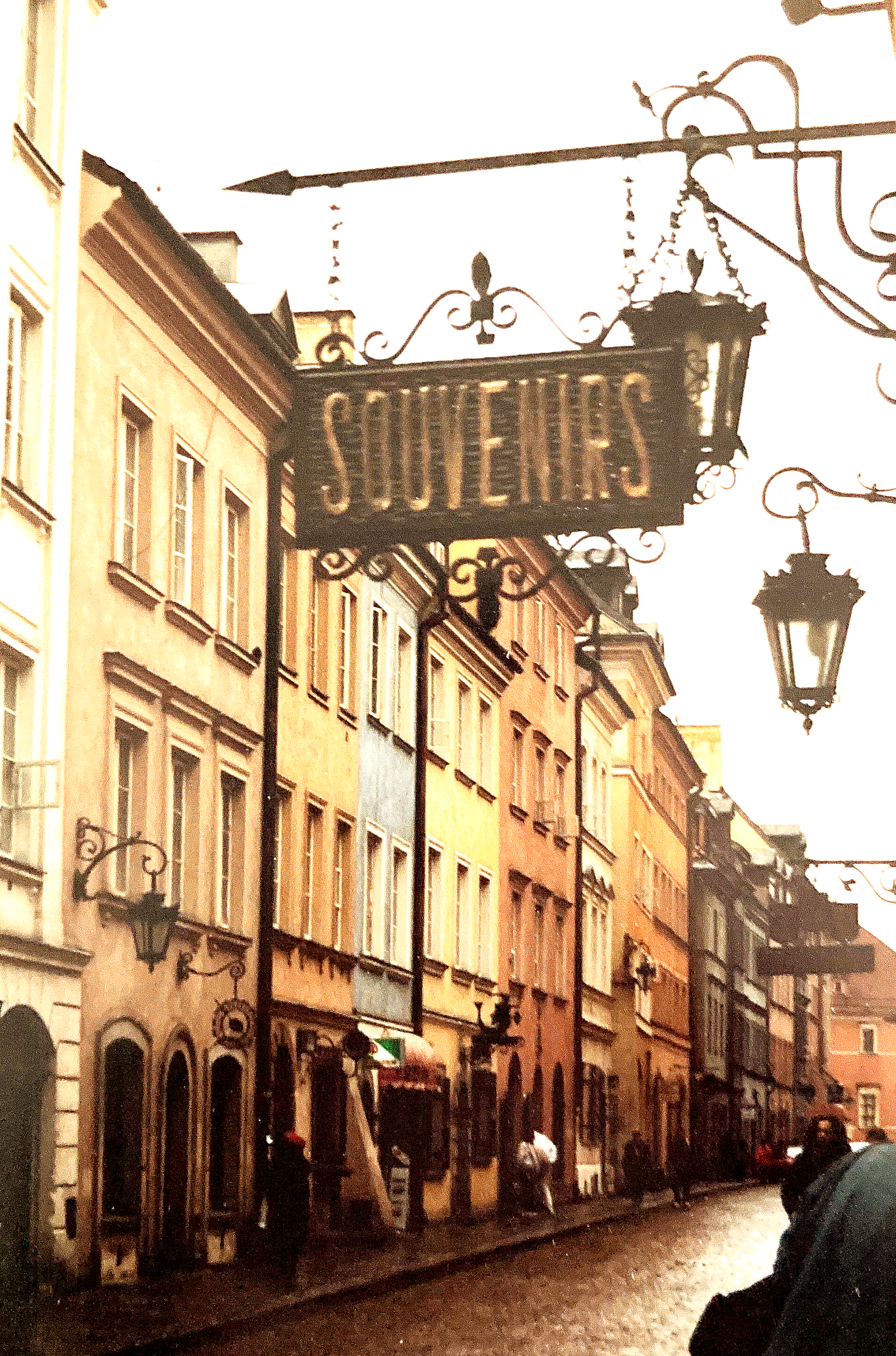 Eine Straße mit einem Schild mit der Aufschrift „Souvenirs“