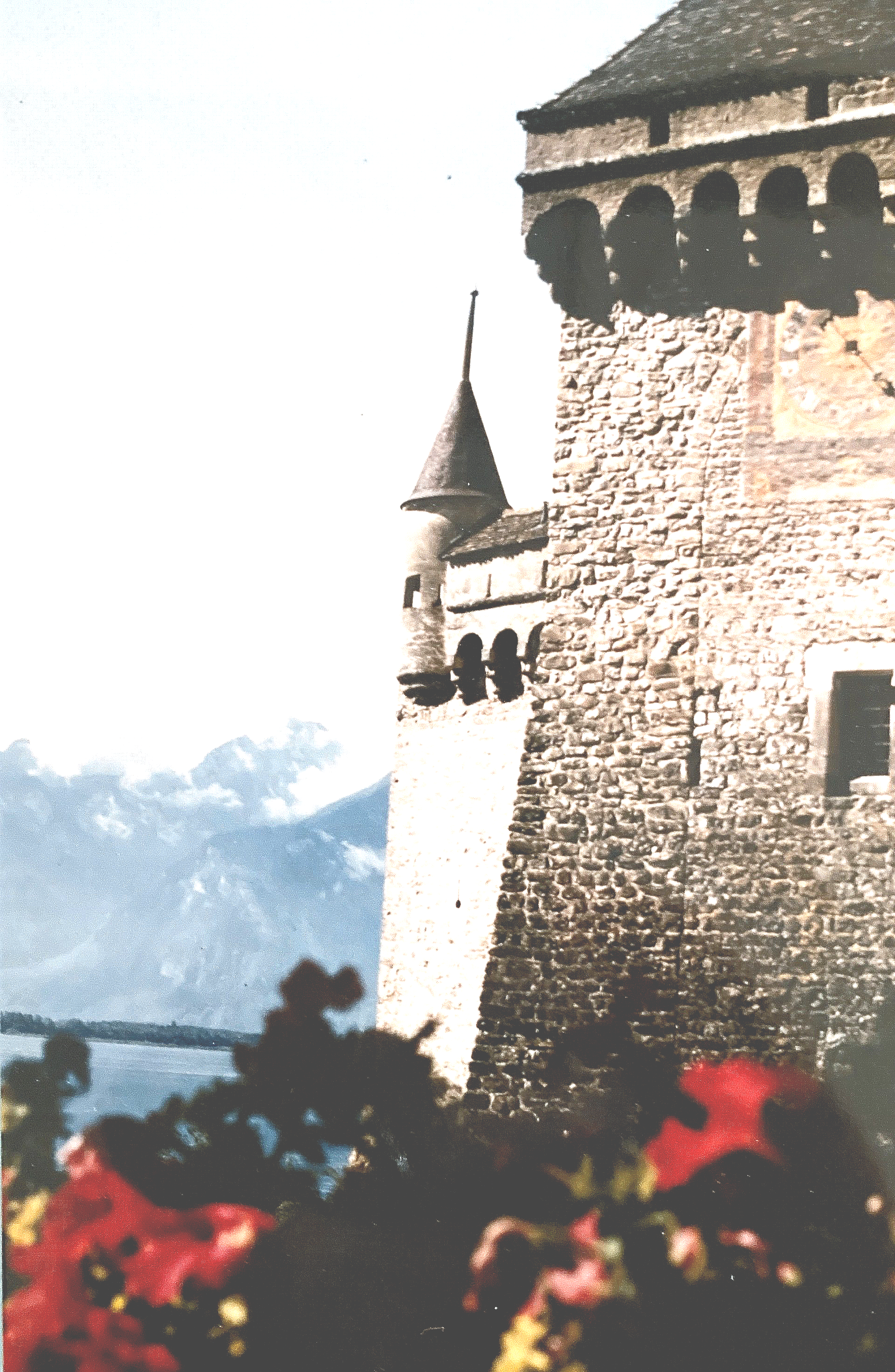 Ein Schloss mit einer Uhr an der Seite