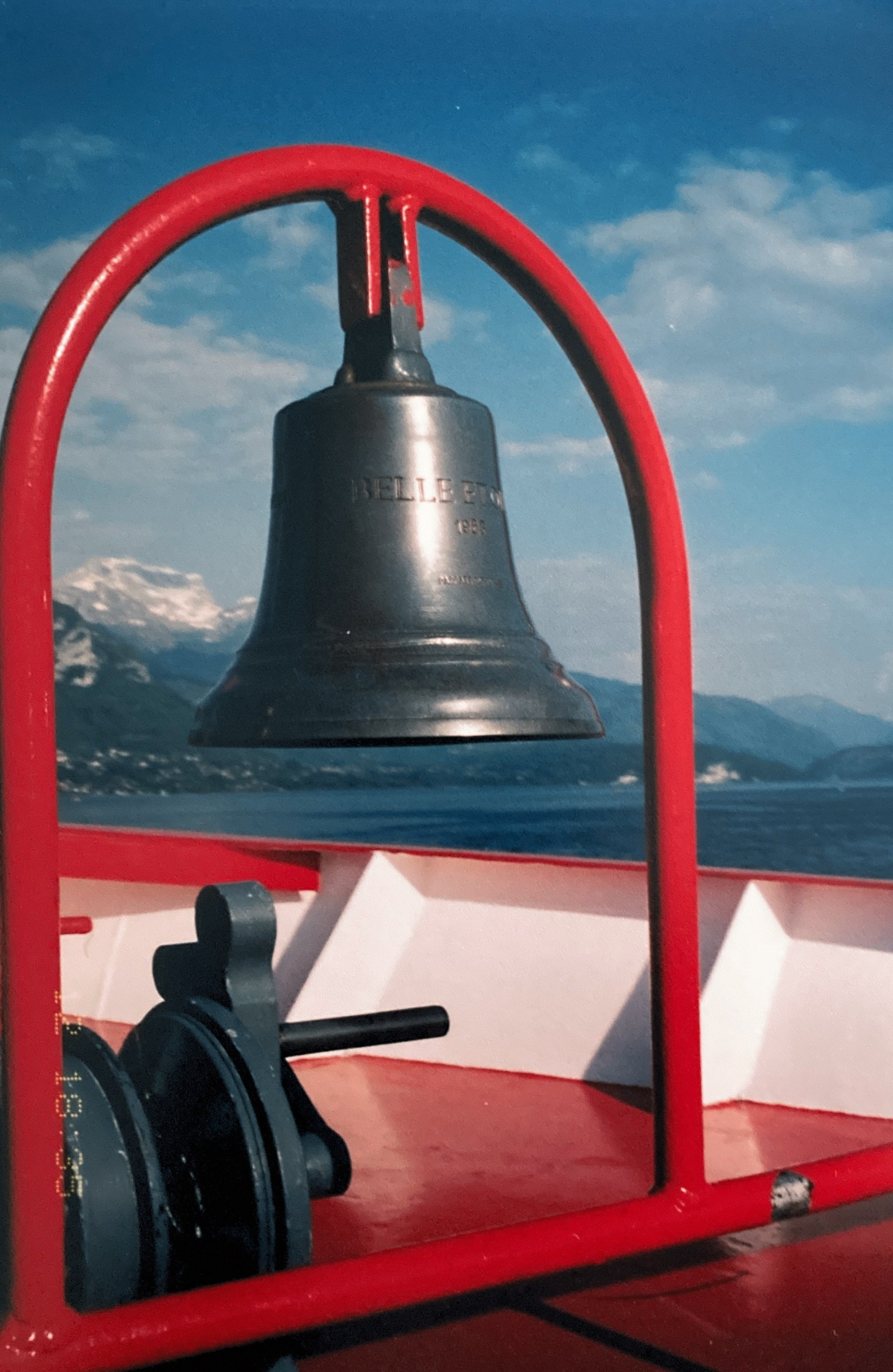 Eine Glocke auf einem Boot mit der Aufschrift „Freiheit“