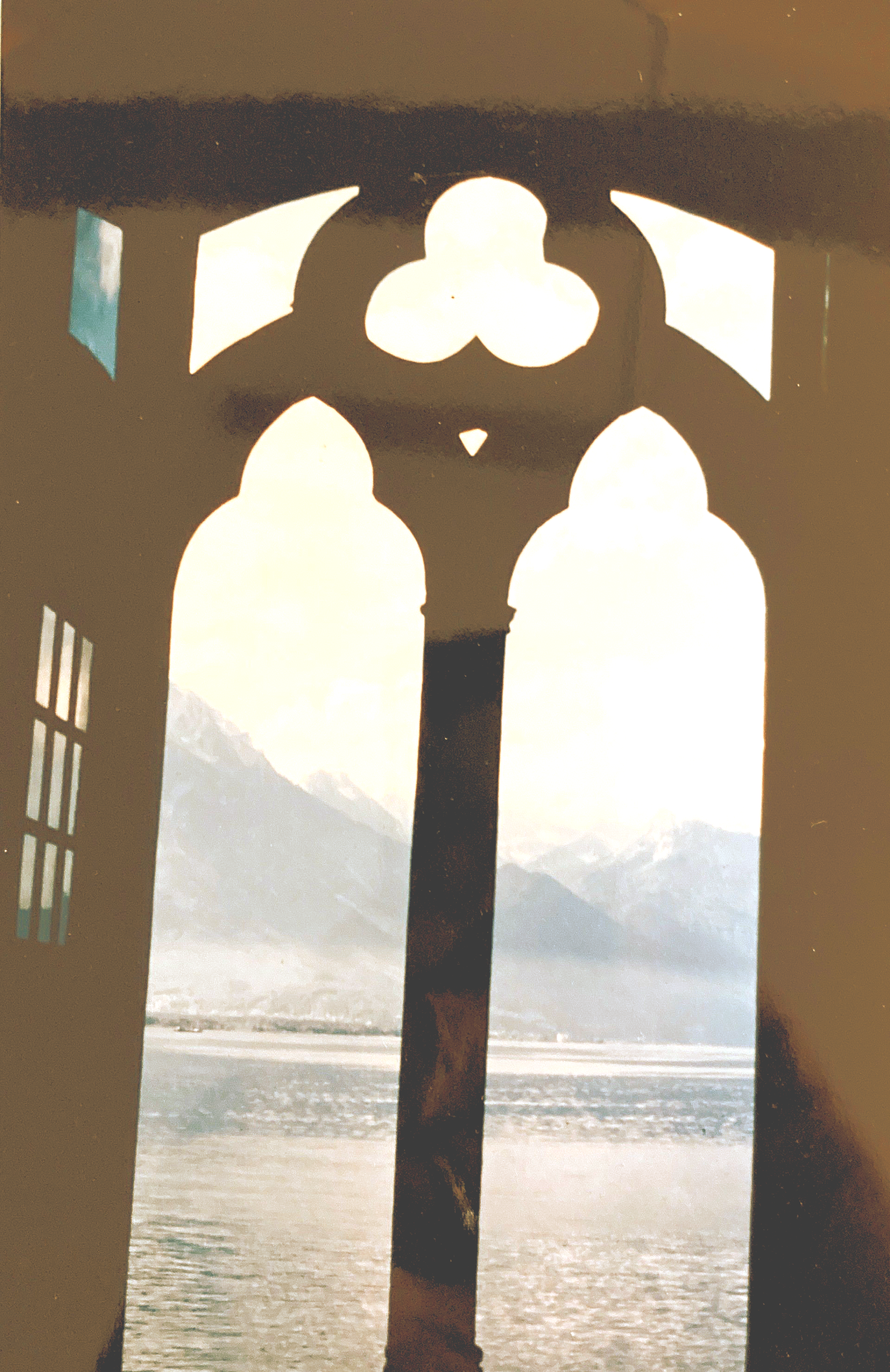 Ein Fenster mit Blick auf einen See und die Berge
