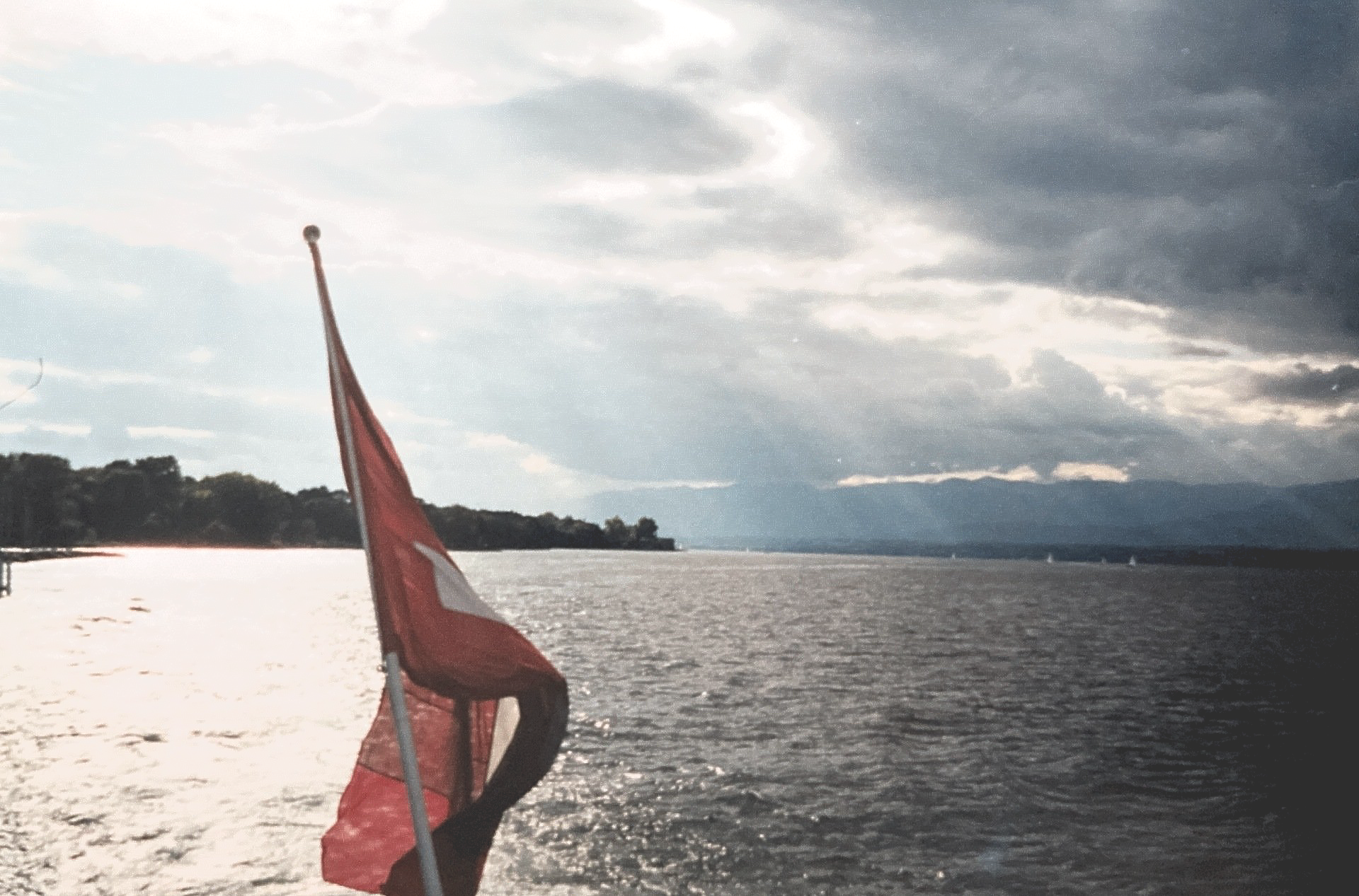 Eine rot-weiße Flagge weht über einem Gewässer