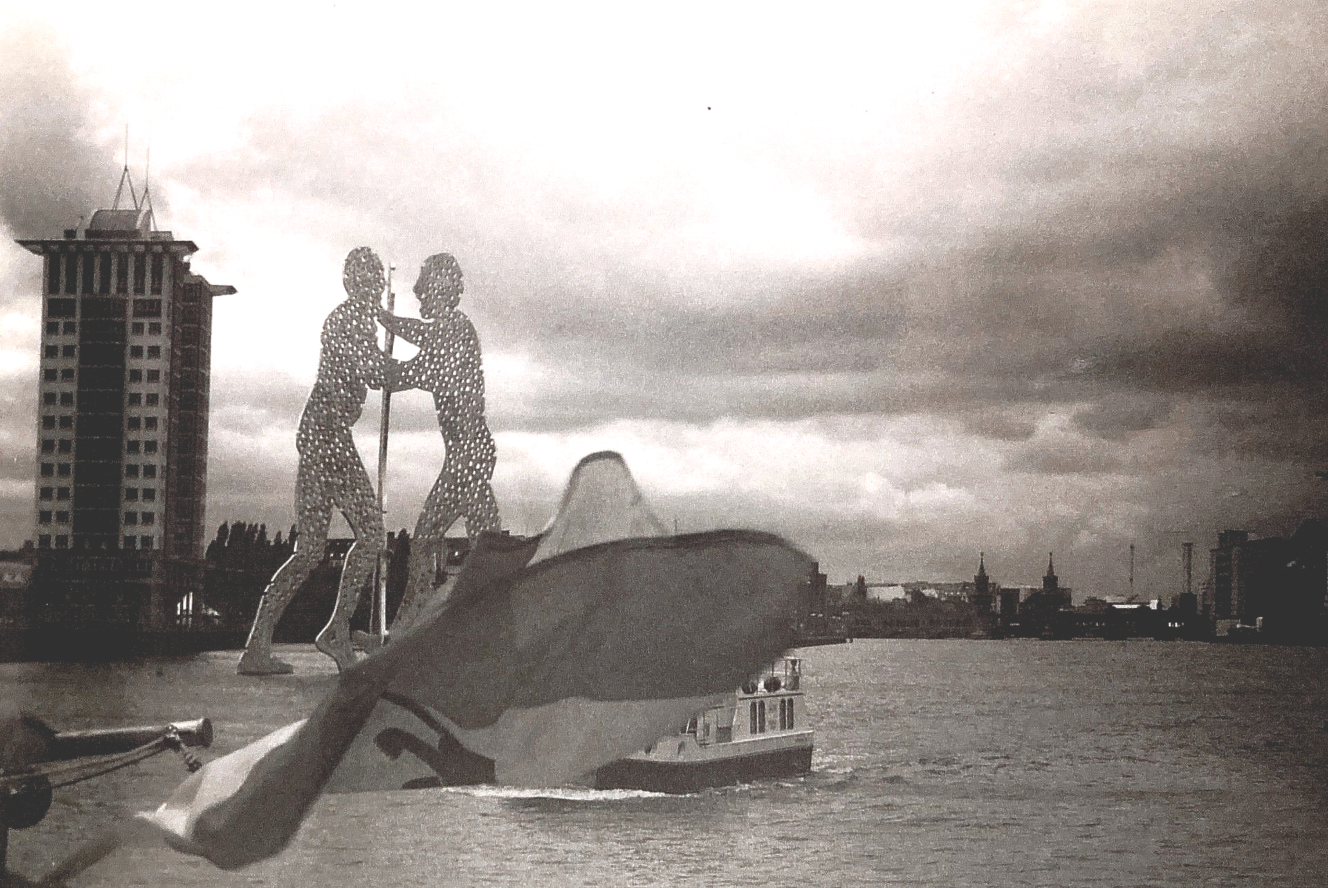 Ein Schwarzweißfoto einer Statue im Wasser