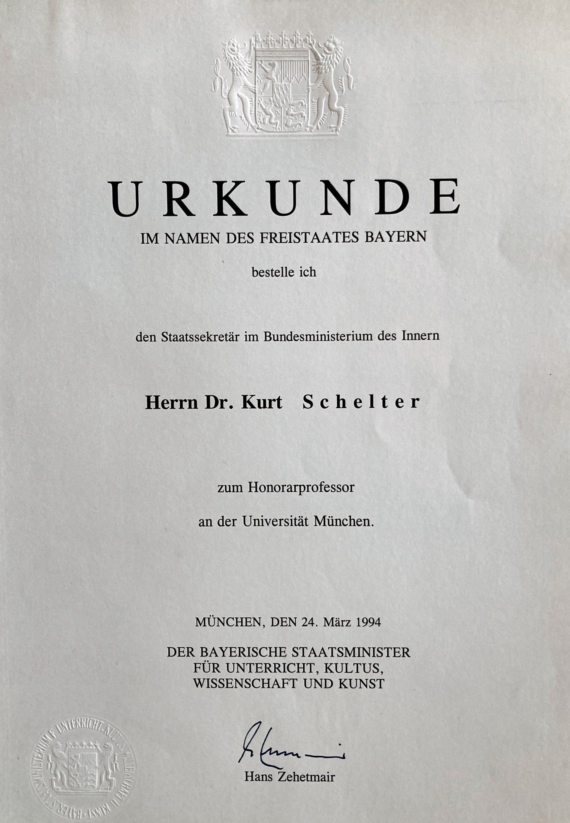 Ein weißes Blatt mit dem Wort Urkunde darauf
