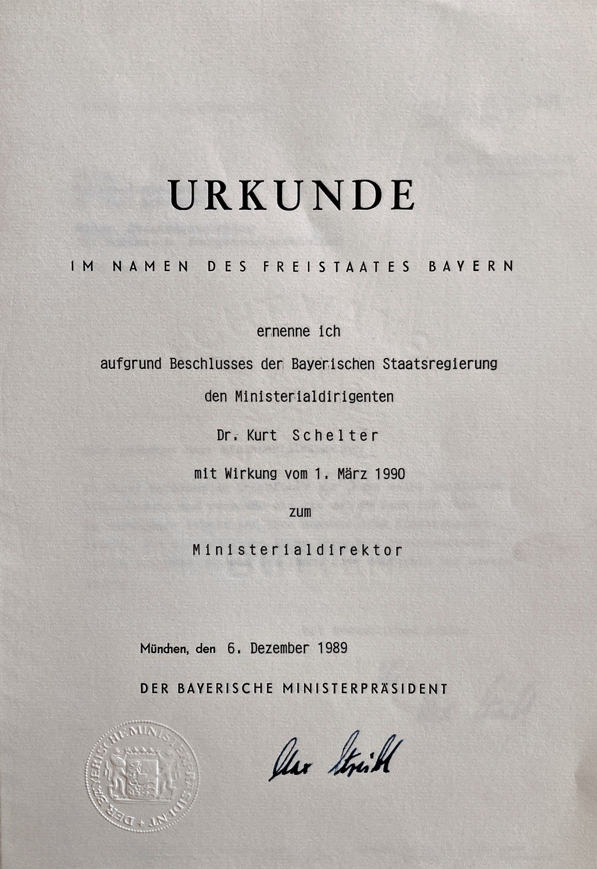 Ein Stück Papier mit dem Wort Urkunde darauf