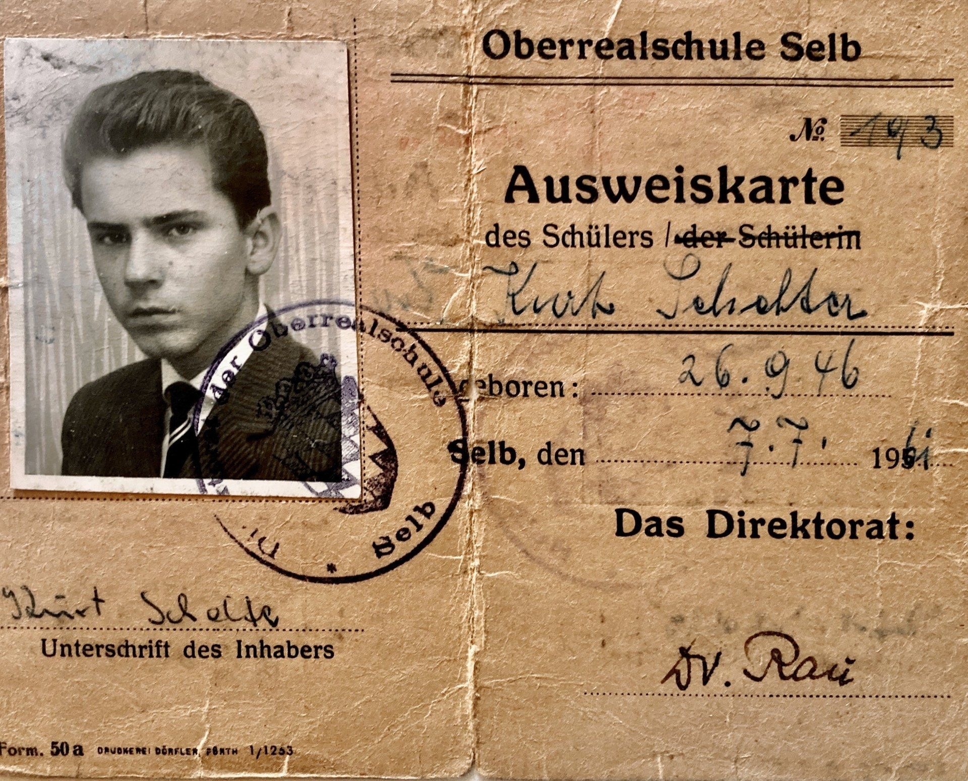 Eine alte Oberrealschule selbst Ausweiskarte mit einem Bild eines jungen Mannes