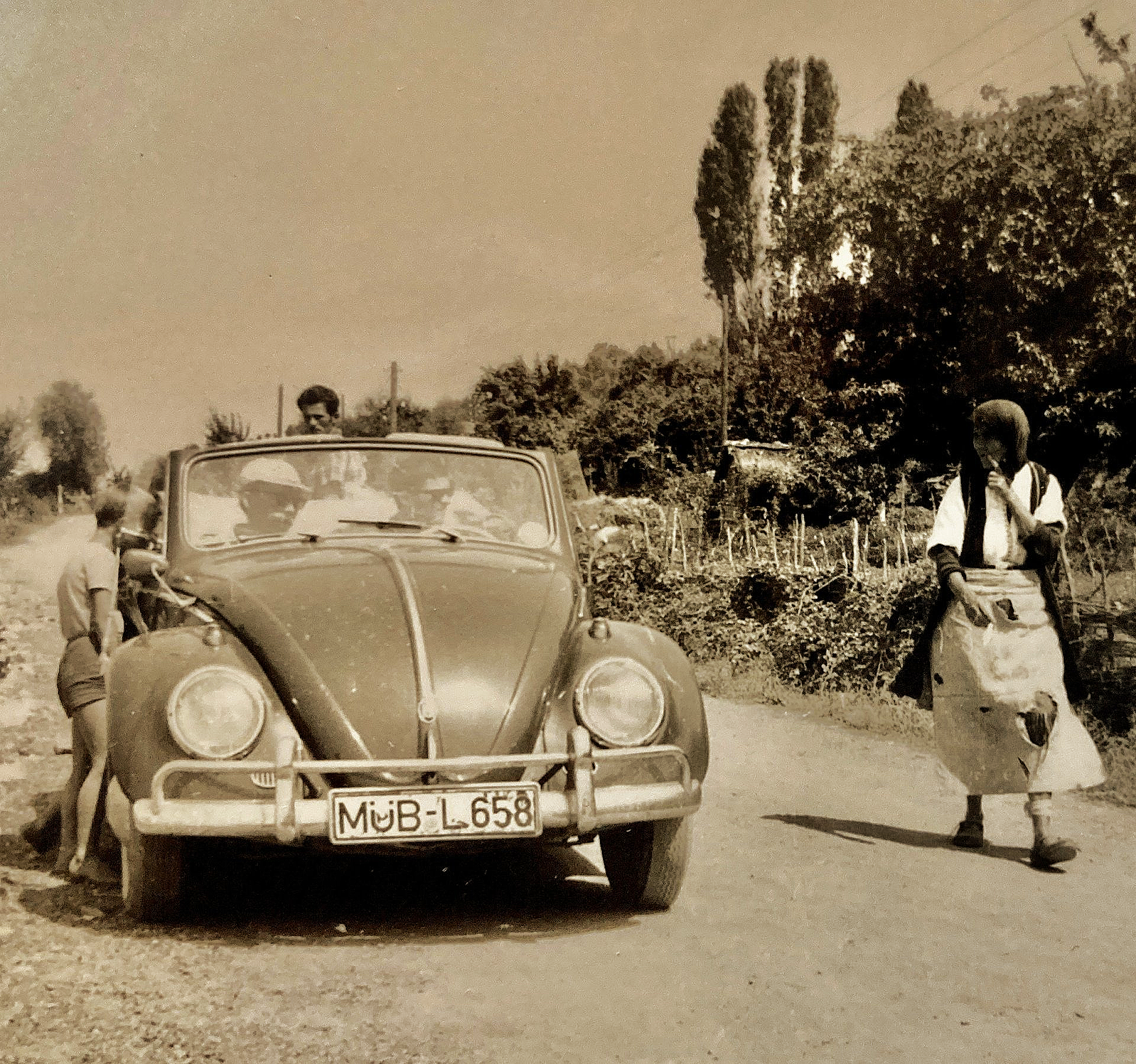 Ein Schwarzweißfoto eines Autos mit dem Nummernschild mjb-l058