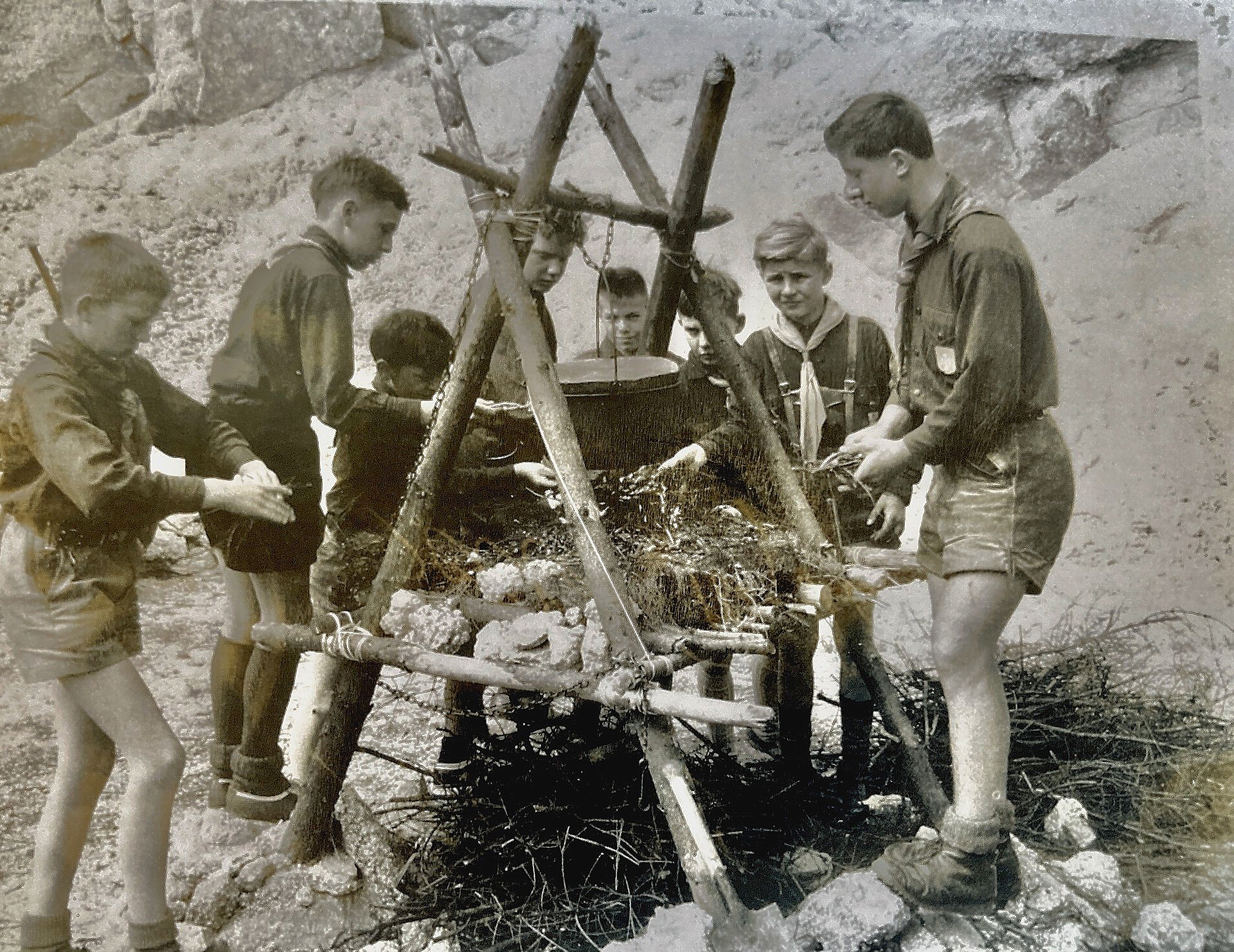 Eine Gruppe junger Jungen steht um eine Holzkonstruktion herum