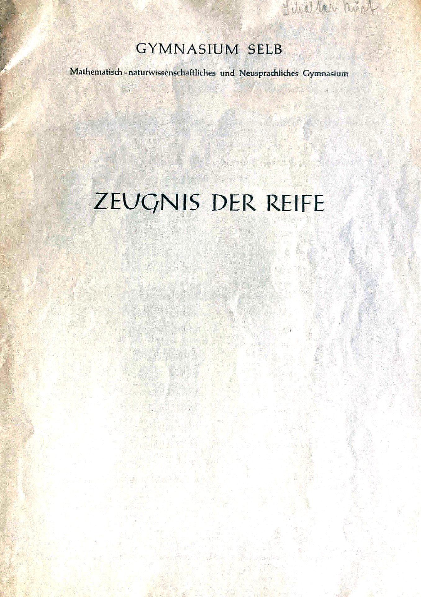 Ein weißes Blatt Papier mit der Aufschrift „Zlugnis der Reife“.