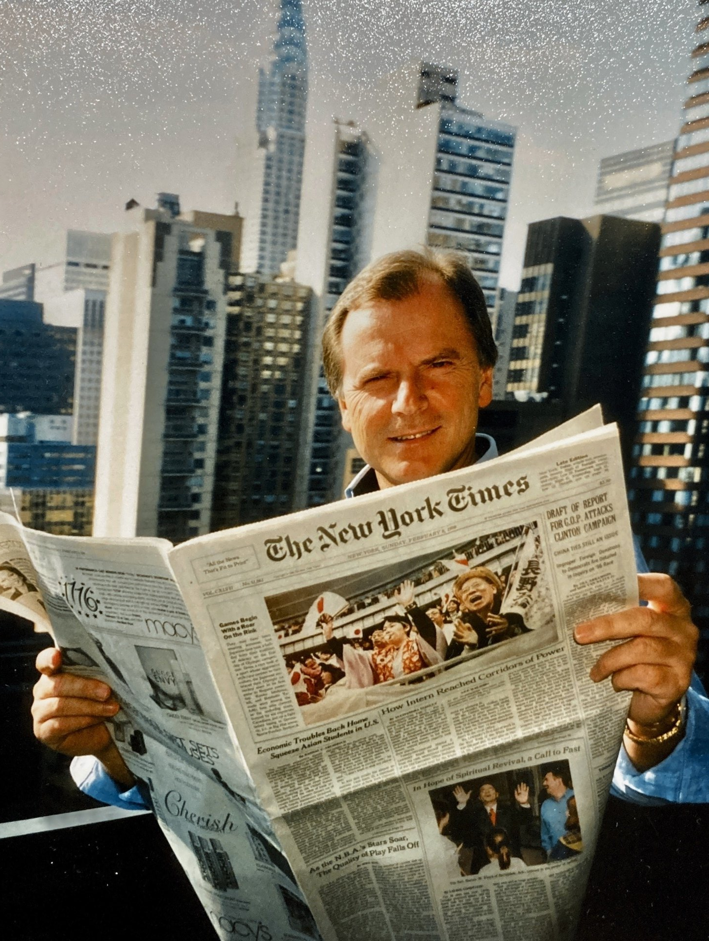 Ein Mann liest die New York Times