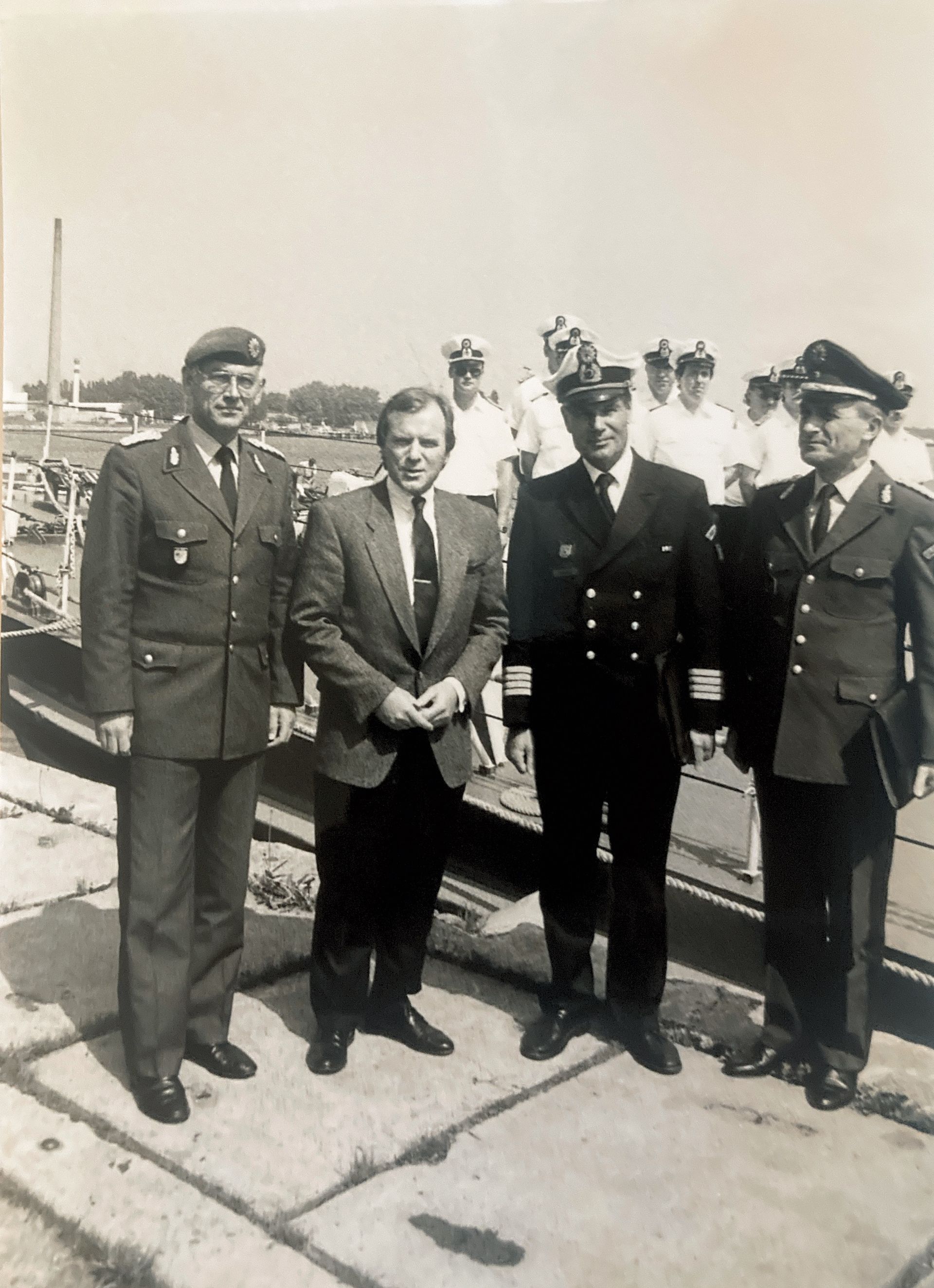 Ein Schwarzweißfoto von vier Männern in Militäruniformen