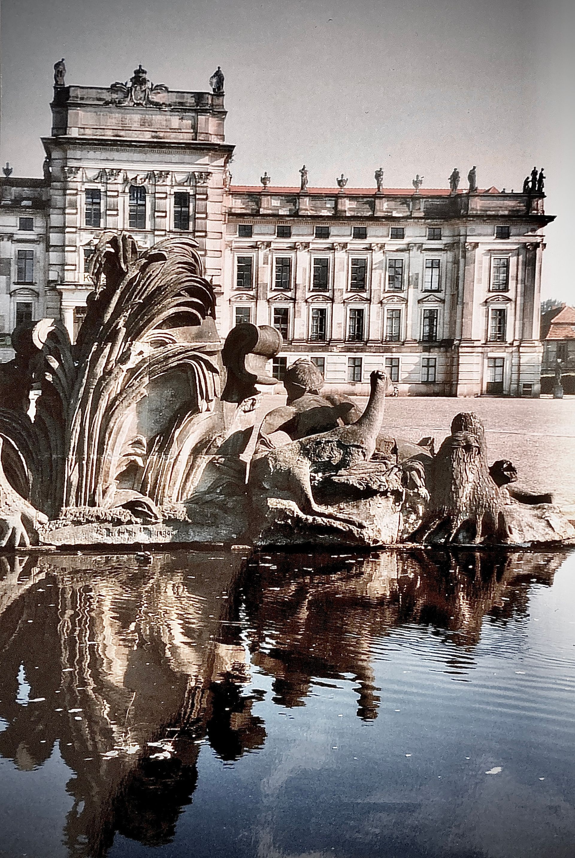 Ein großes Gebäude mit einem Brunnen davor