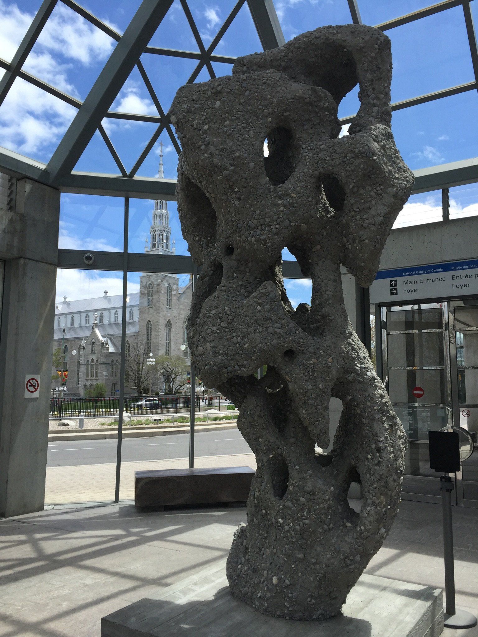 Eine große Skulptur steht unter einem Glasdach in einem Gebäude.