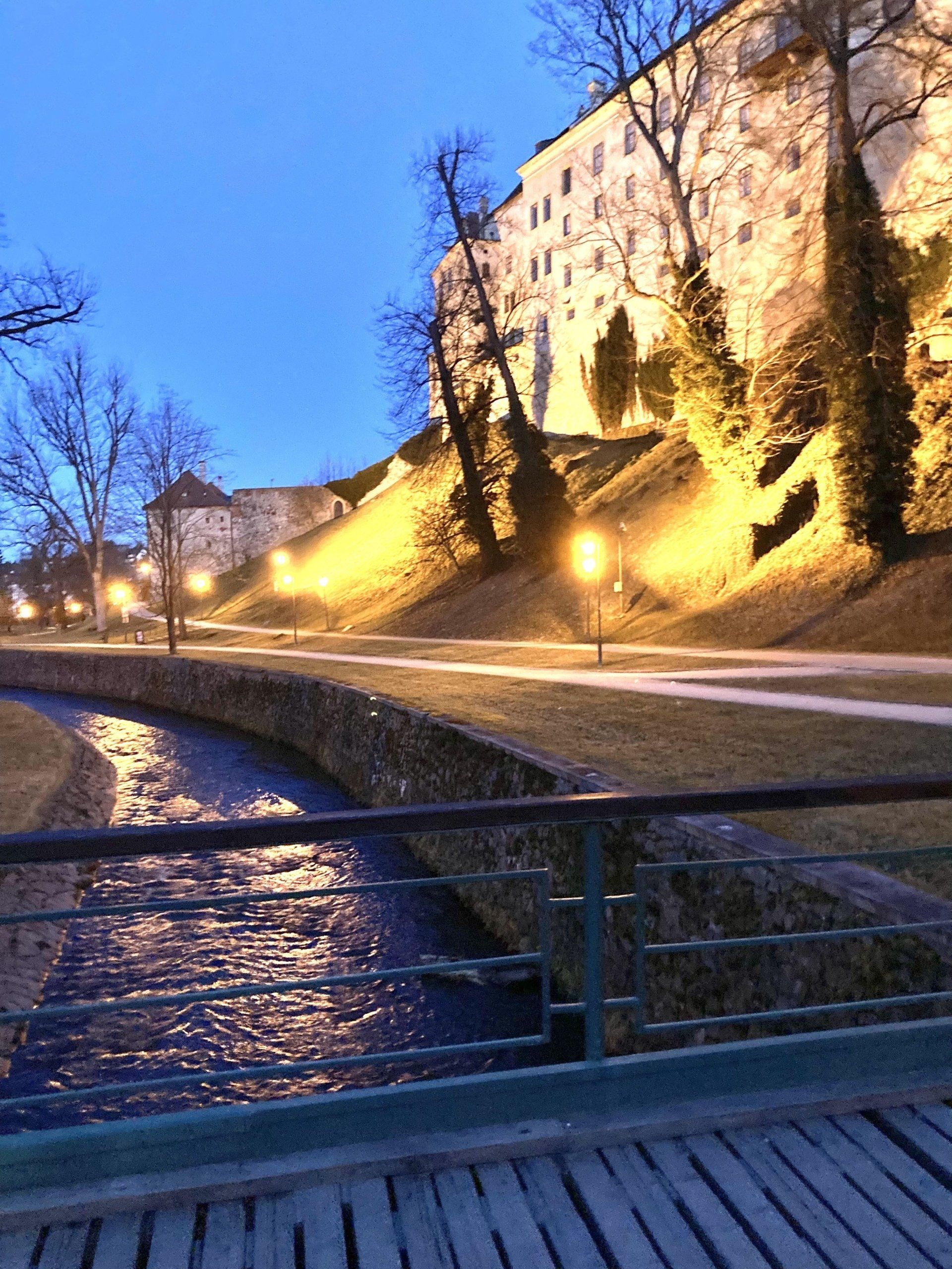Eine Brücke über einen Fluss mit einem Gebäude im Hintergrund