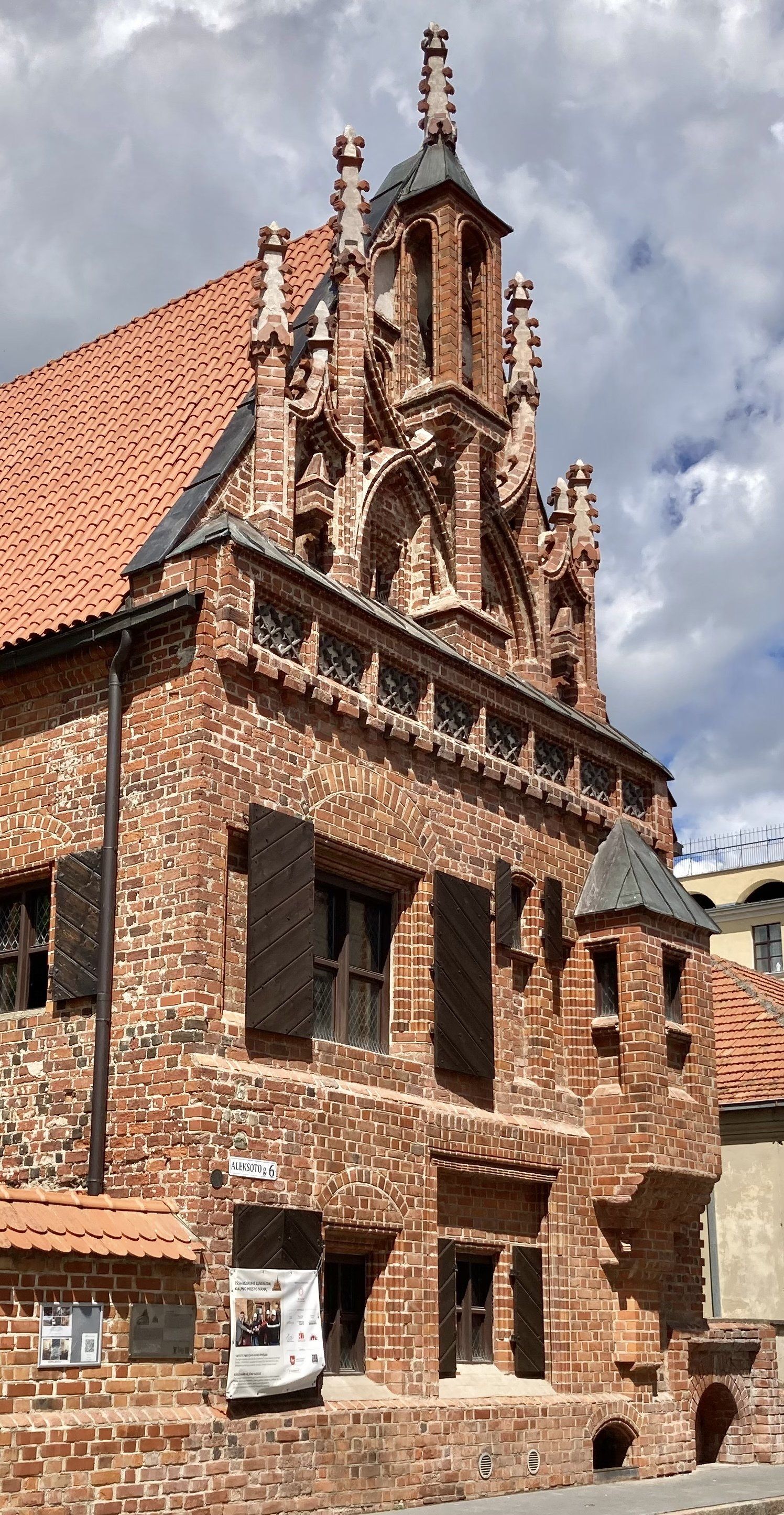 Ein großes Backsteingebäude mit einem roten Ziegeldach