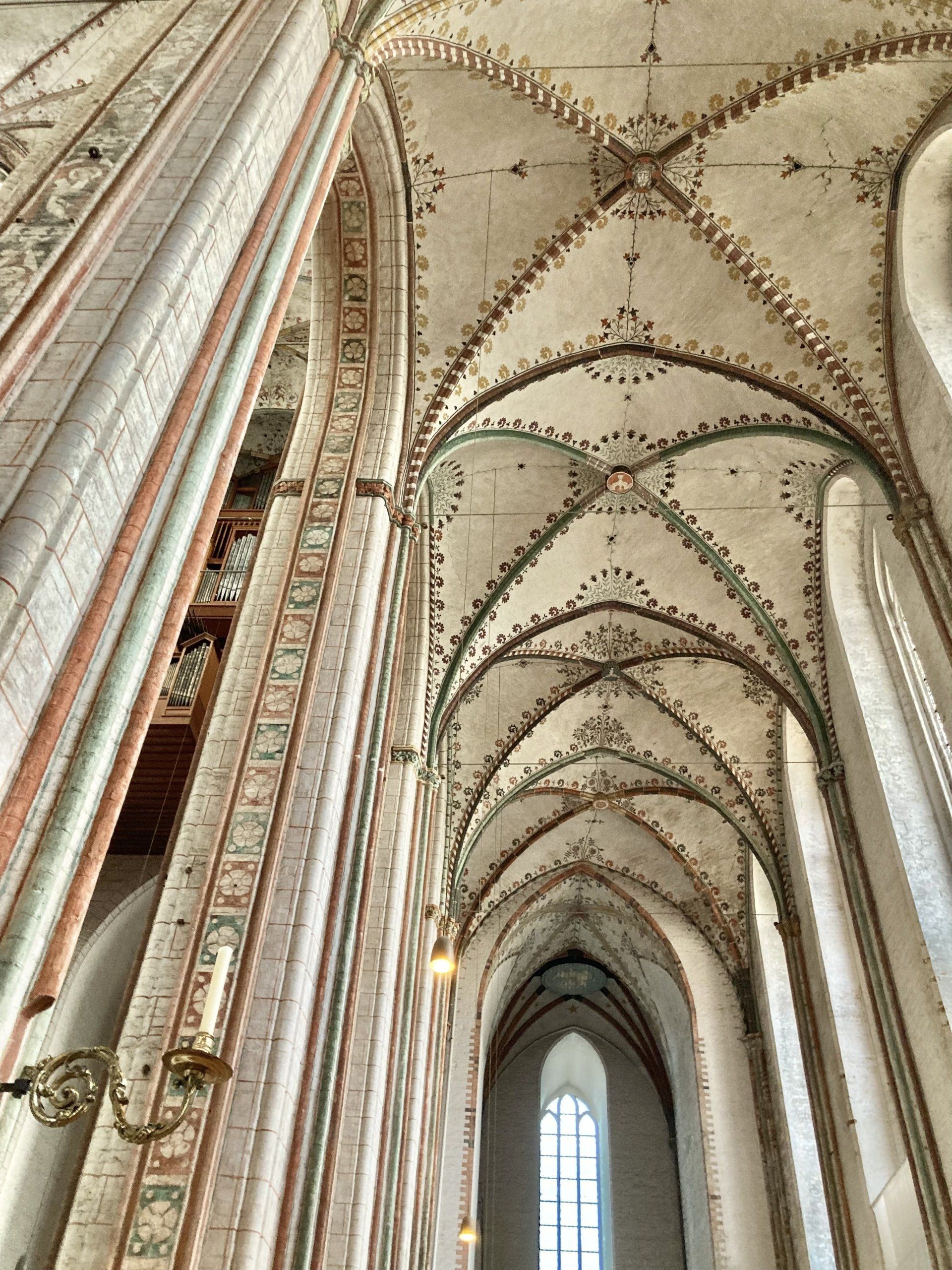 Blick nach oben zur Decke einer Kirche.