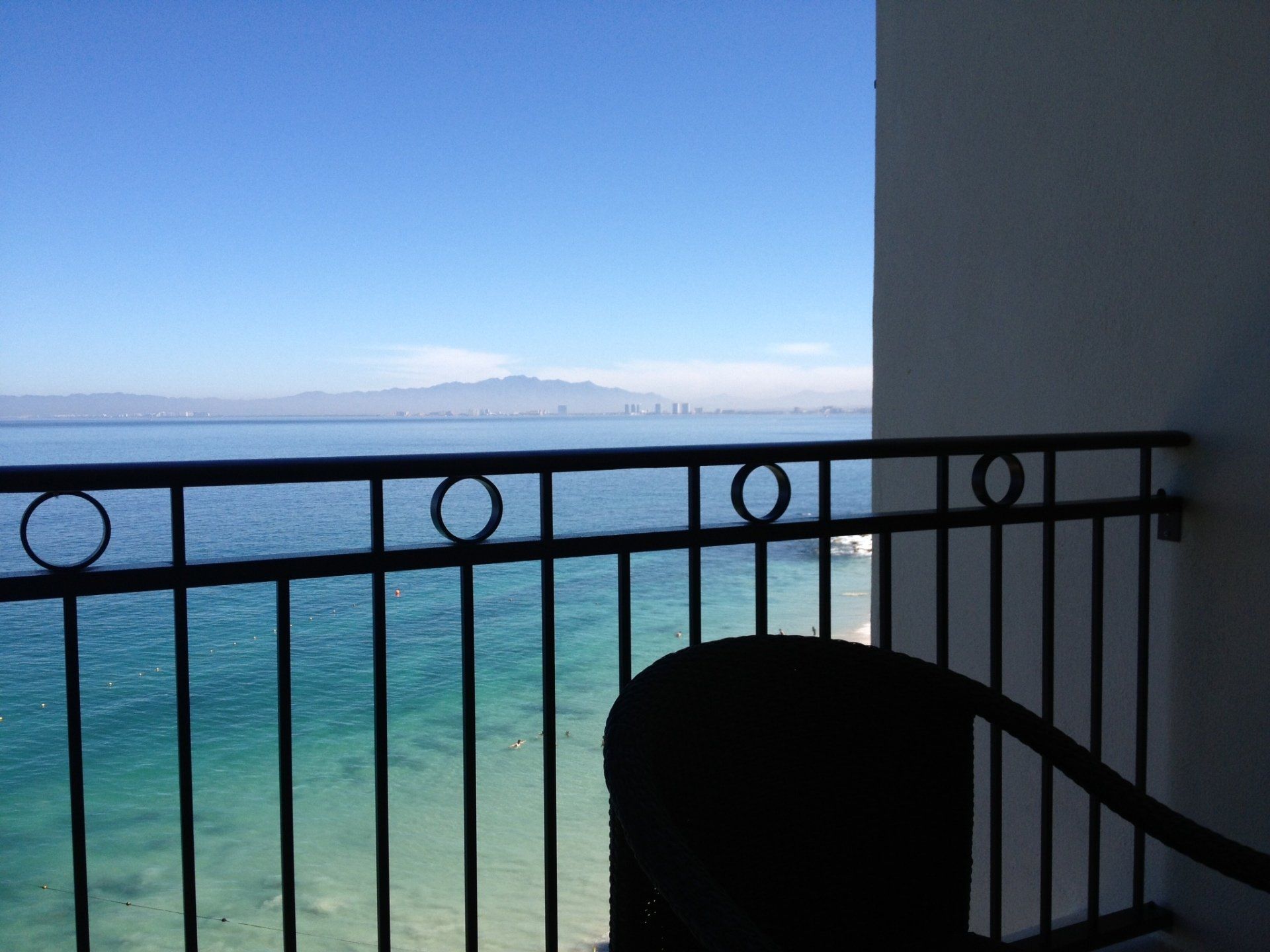 Ein Balkon mit Blick auf das Meer und die Berge