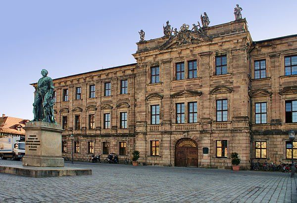 Ein großes Gebäude mit einer Statue davor