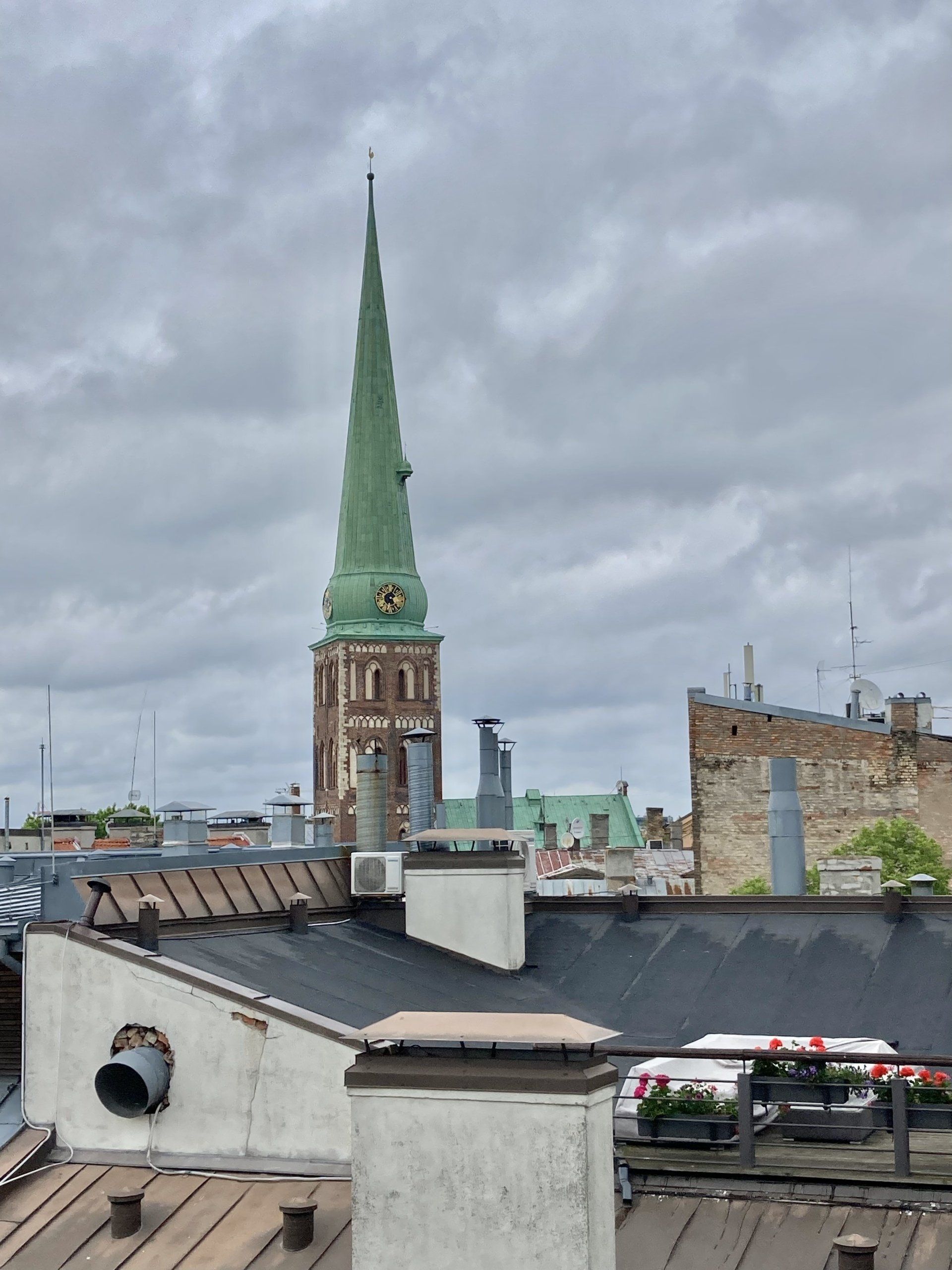 Ein Kirchturm mit einer Uhr darauf
