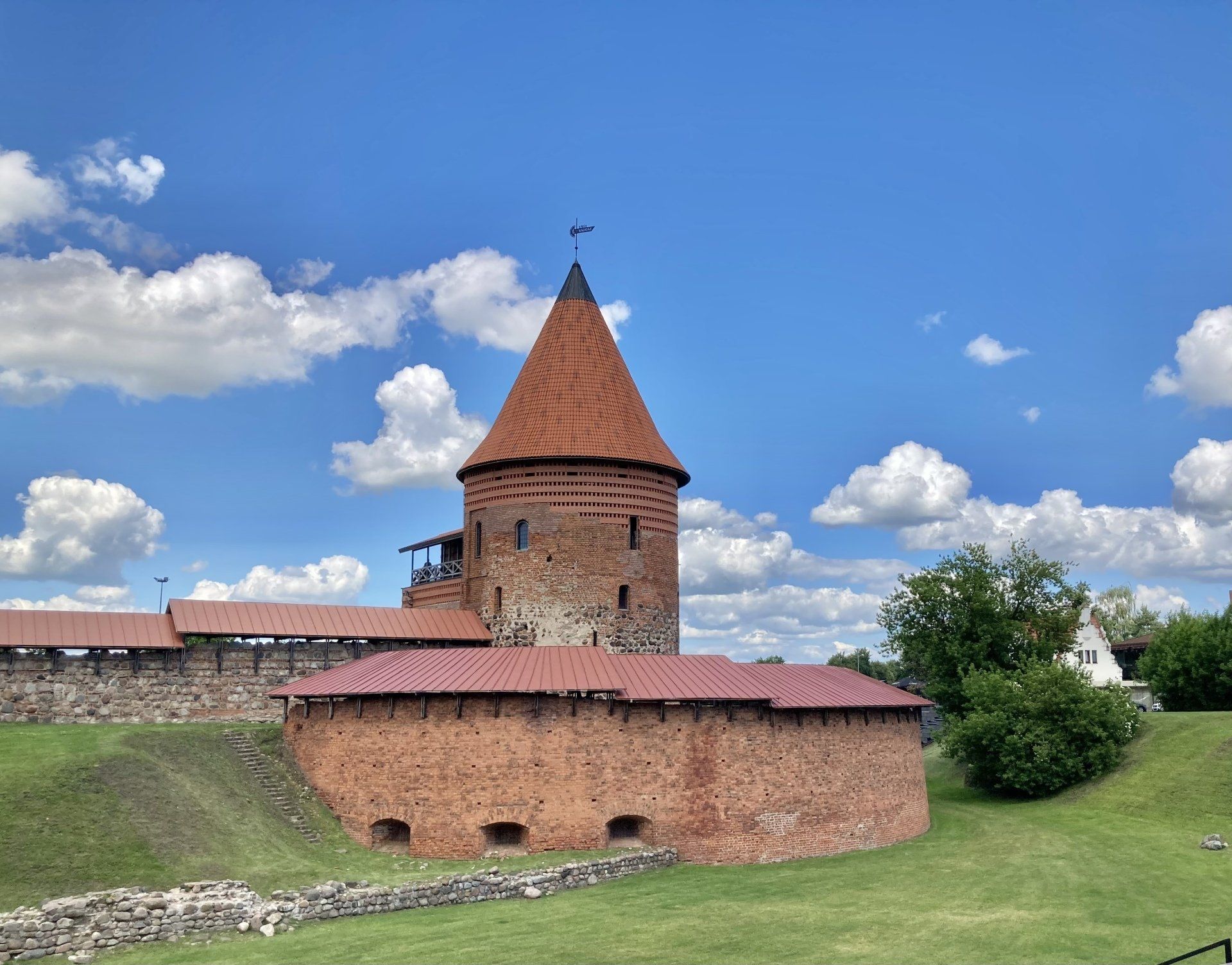Ein Backsteingebäude mit einem Turm darauf