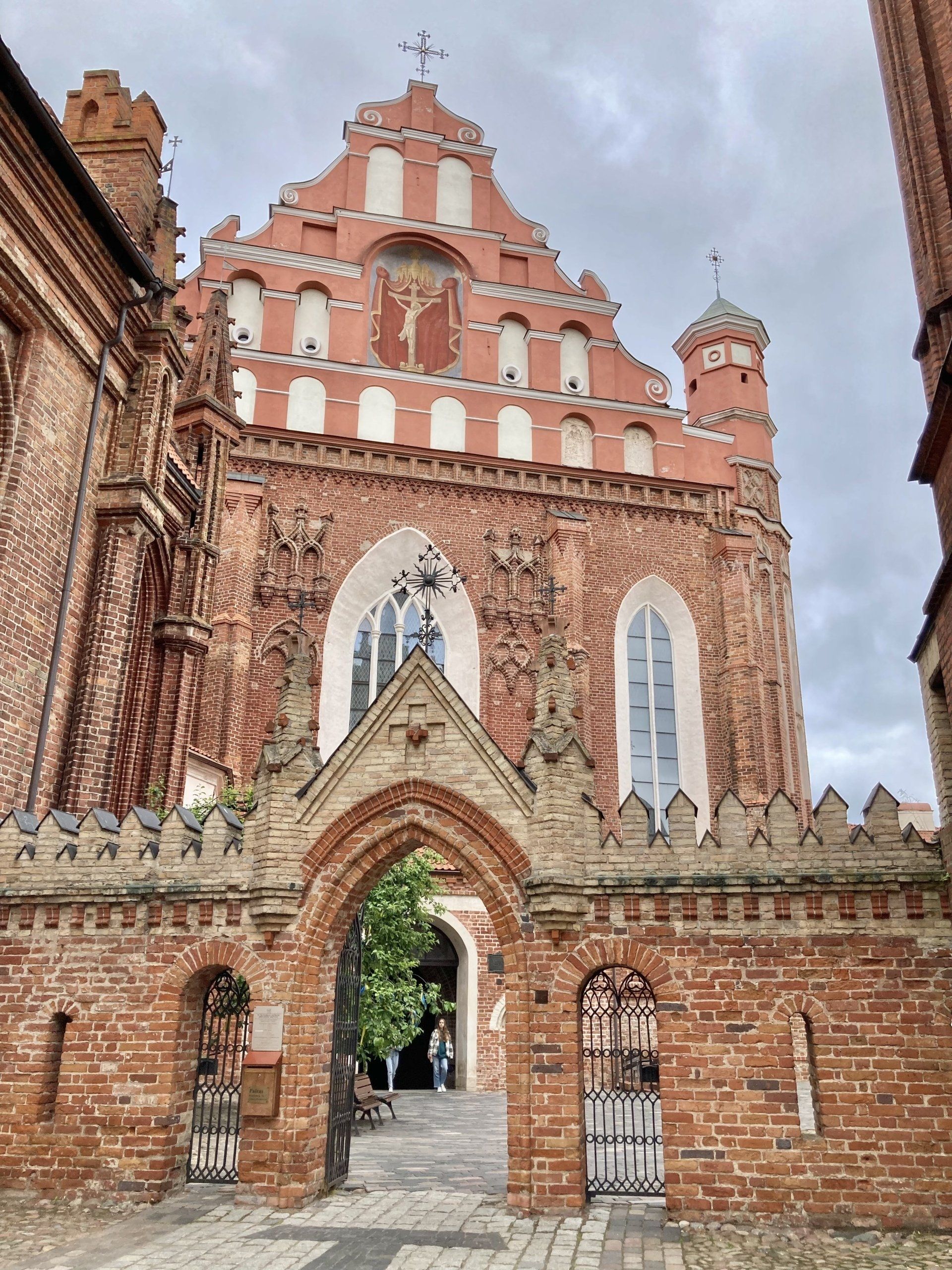 Ein großes Backsteingebäude mit einem Kreuz darauf