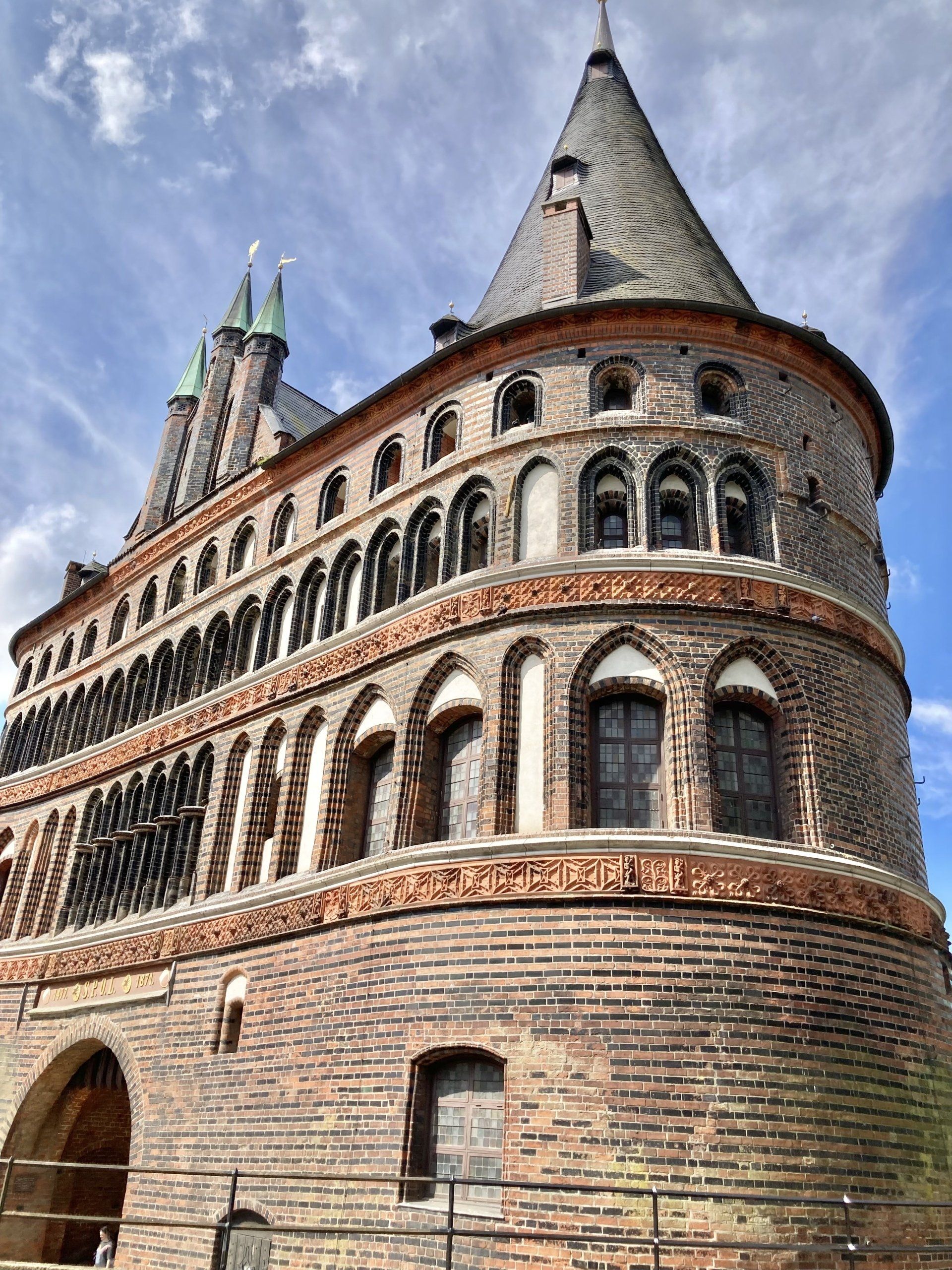 Ein großes Backsteingebäude mit einem Turm darauf