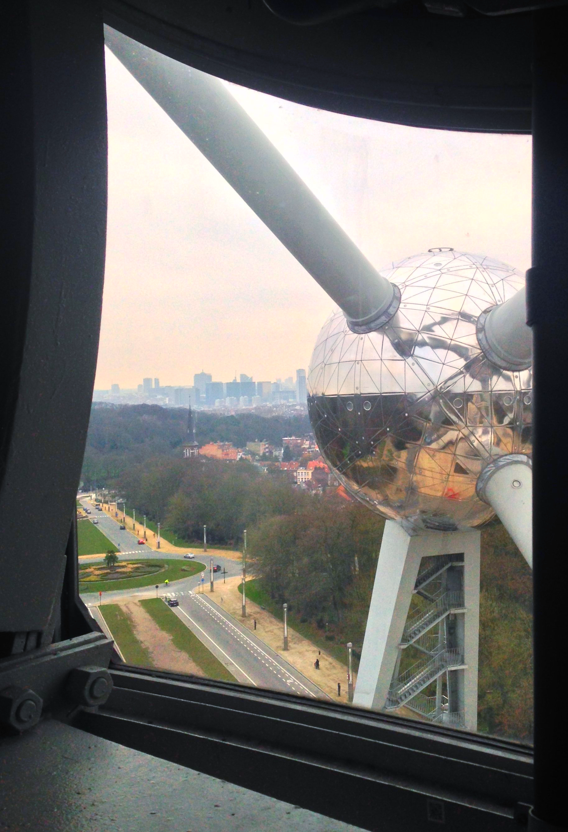 Ein Blick auf eine Stadt aus einem Fenster mit einem Riesenrad im Hintergrund
