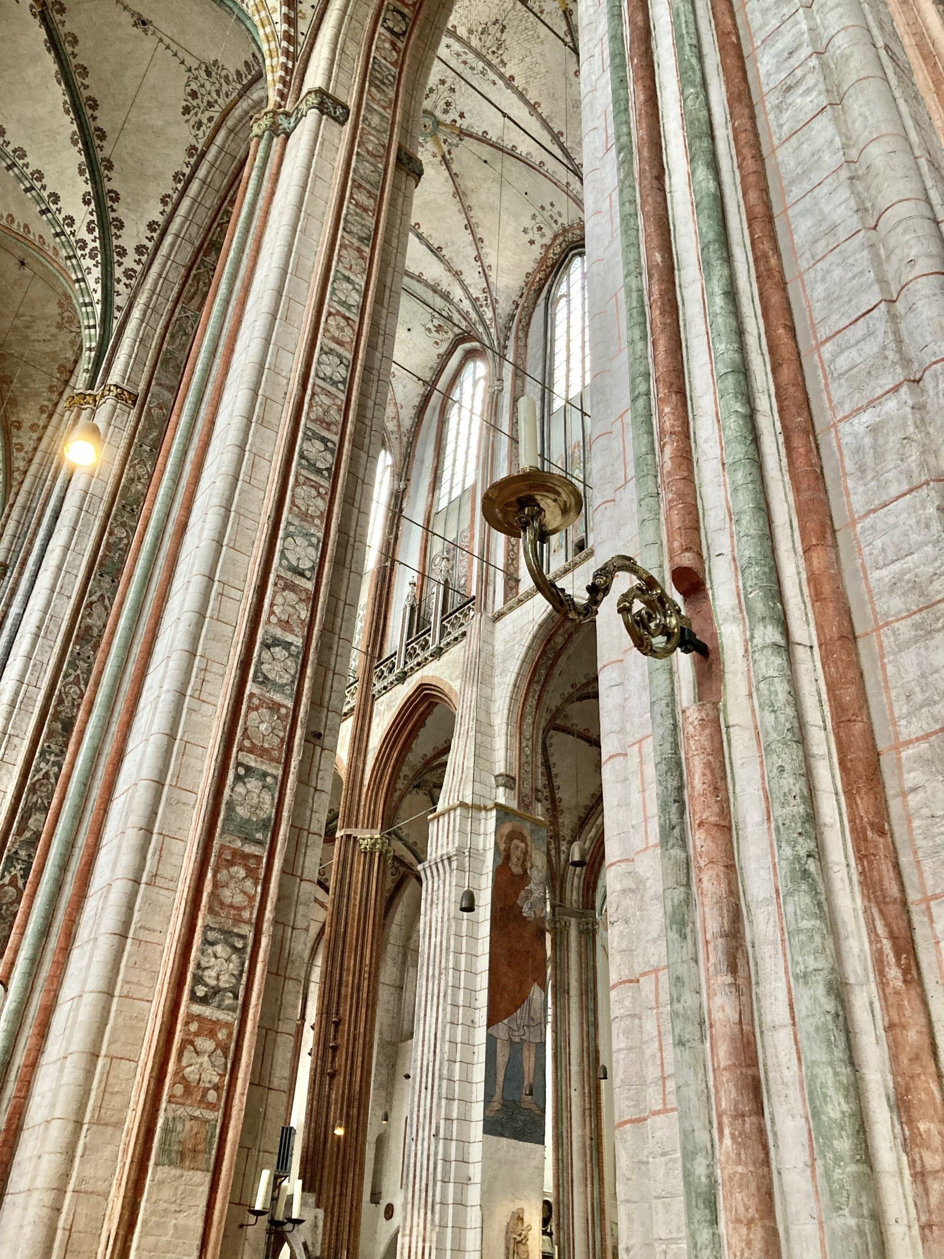 Blick nach oben auf die Säulen einer Kirche.