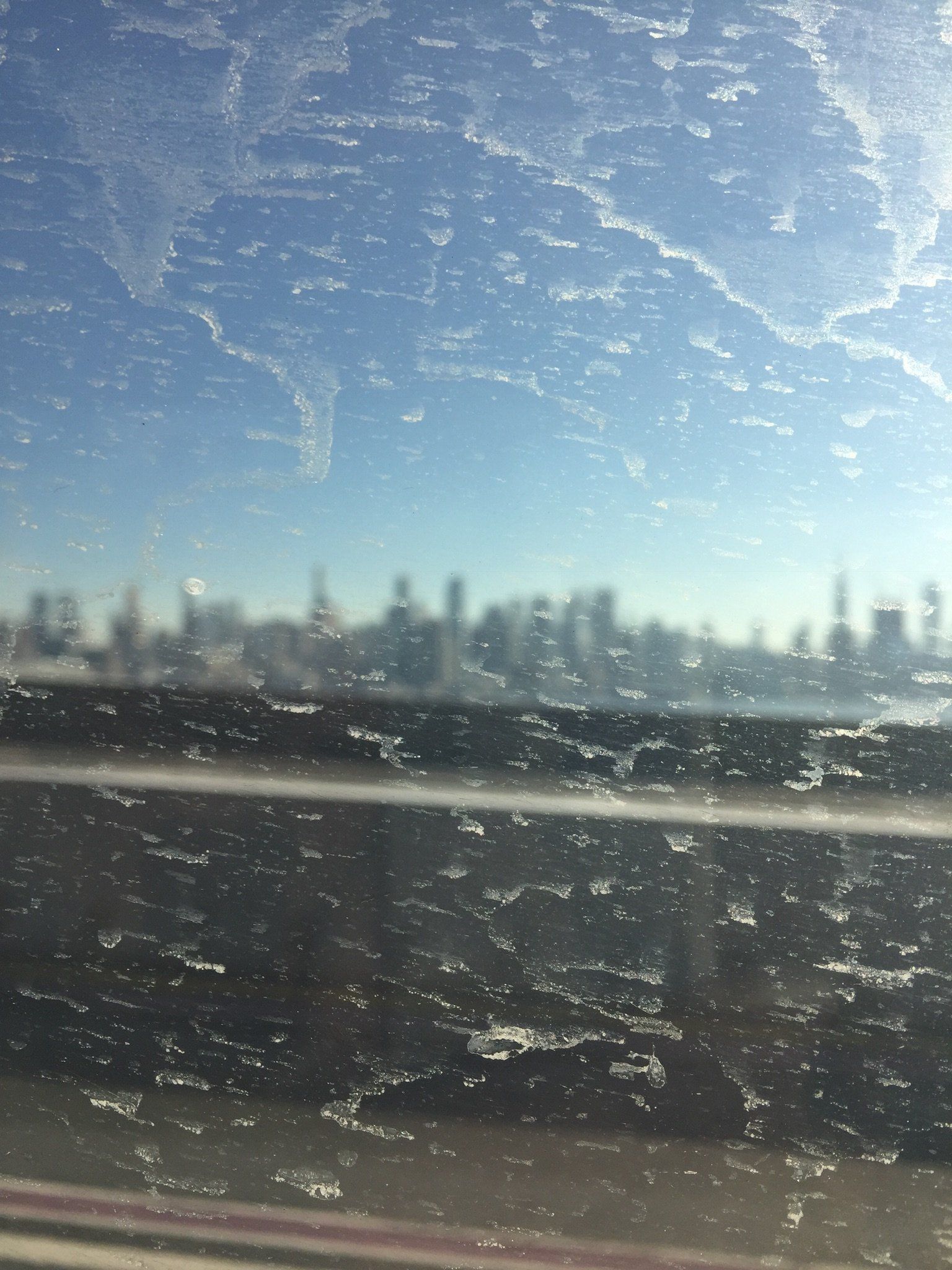 Blick auf die Skyline einer Stadt aus einem Autofenster