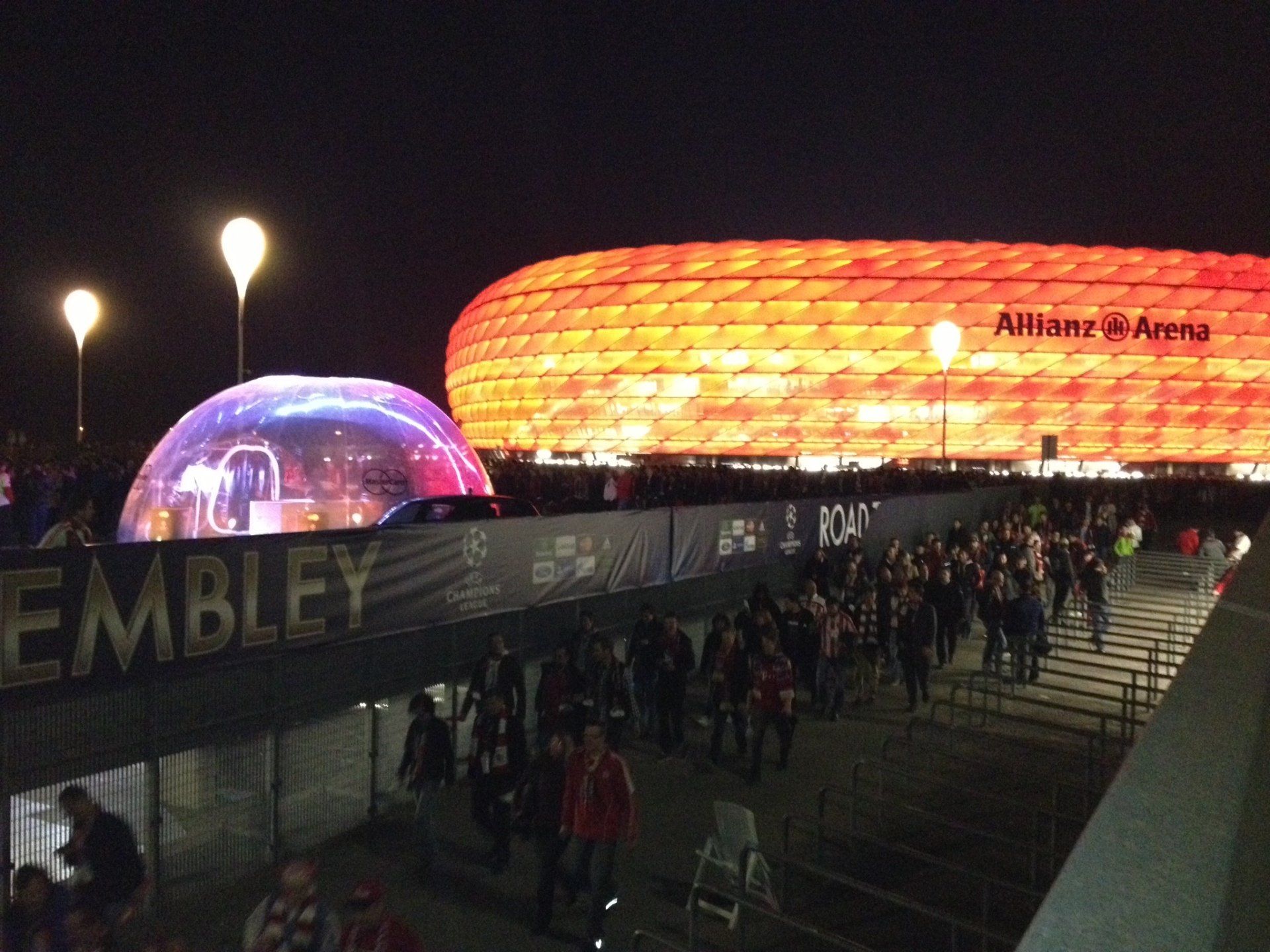 Eine große Allianz Arena ist nachts beleuchtet