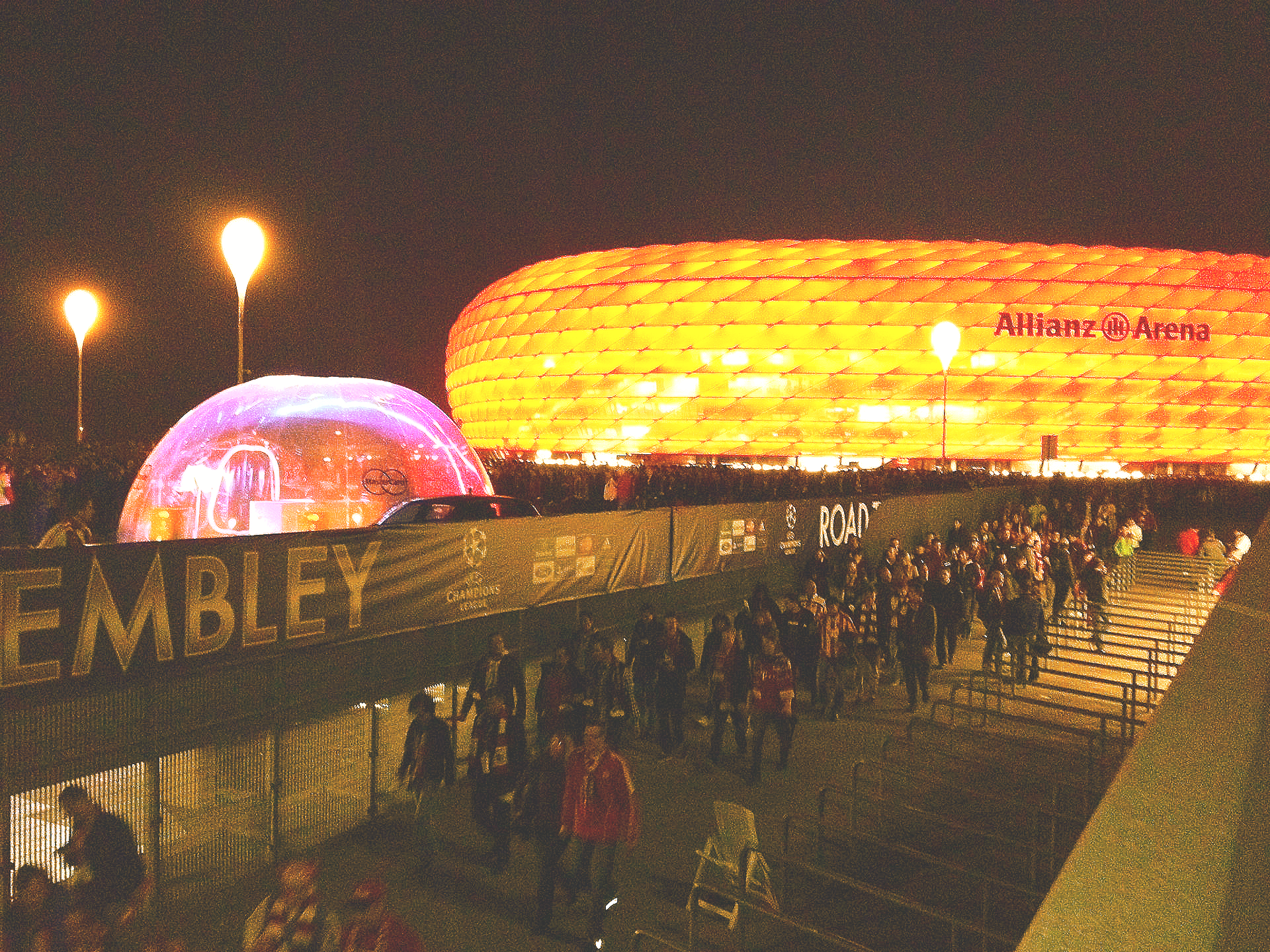 Ein großes Stadion mit einem Schild mit der Aufschrift „Embley“ davor