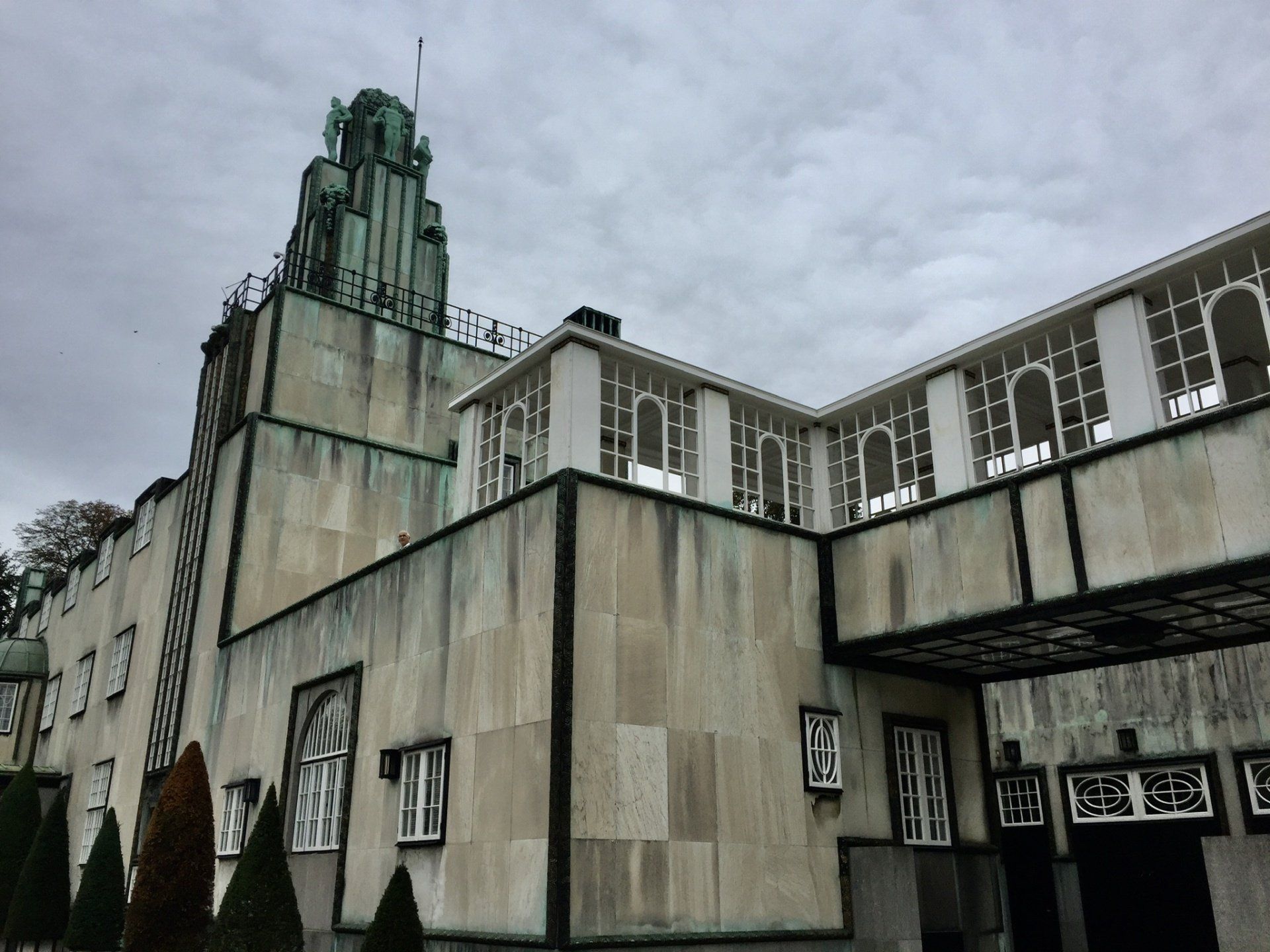 Ein großes Gebäude mit einem Turm darauf