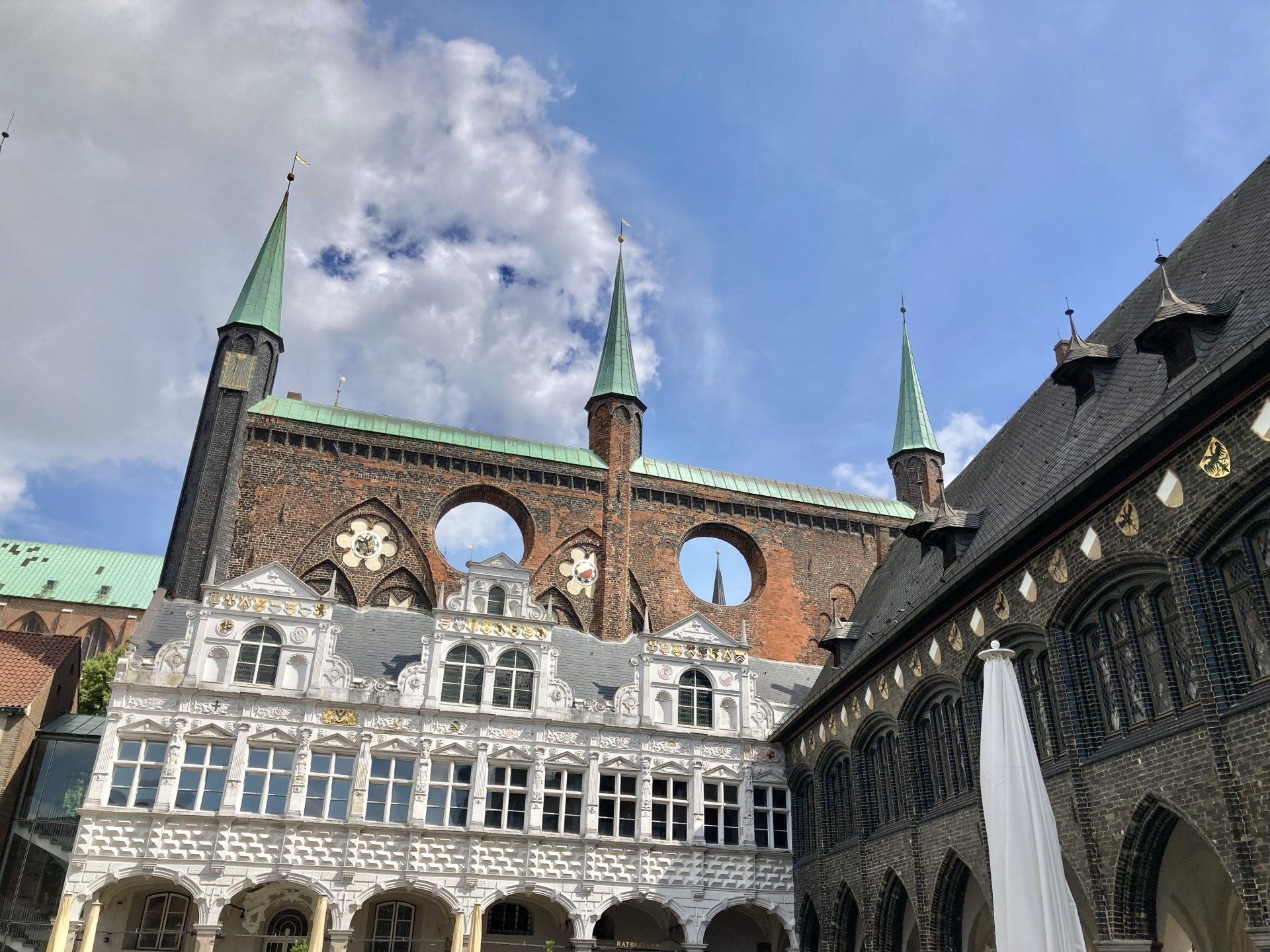 Ein großes Gebäude mit einem Brunnen davor.