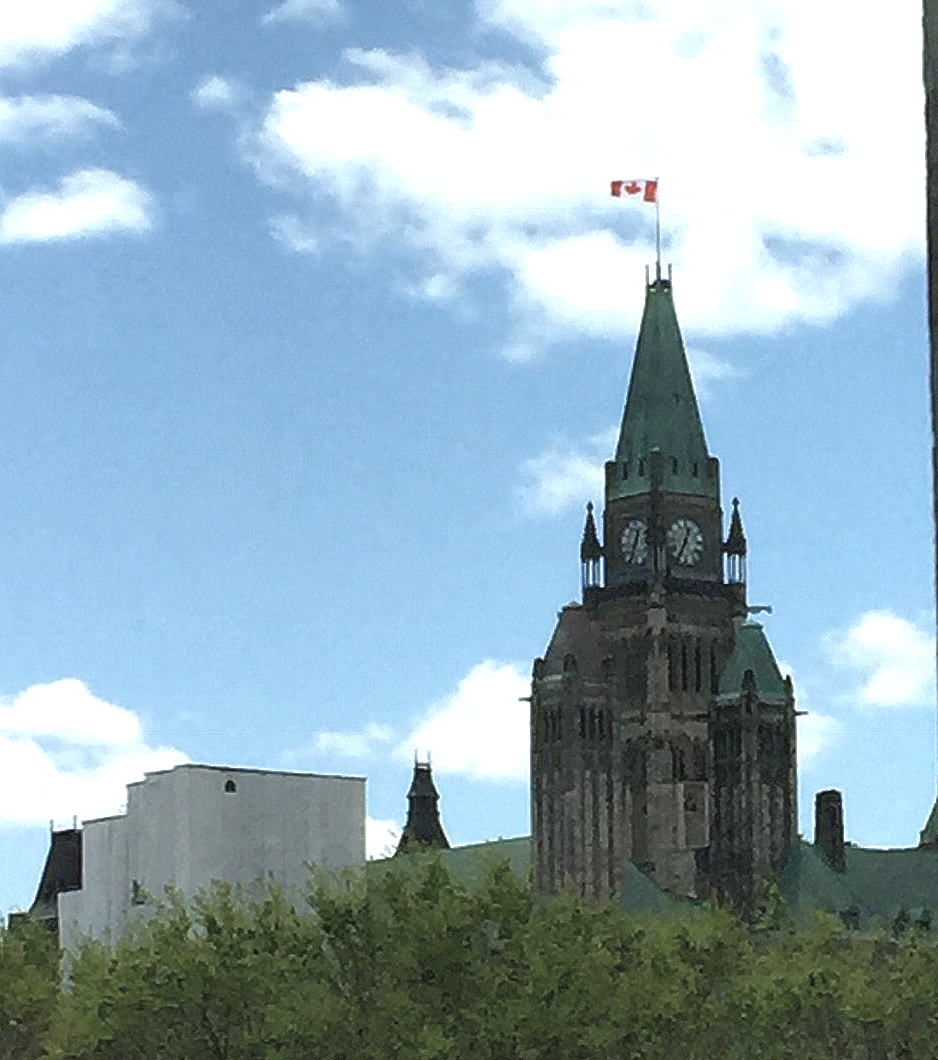 Ein Uhrturm mit einer kanadischen Flagge darauf
