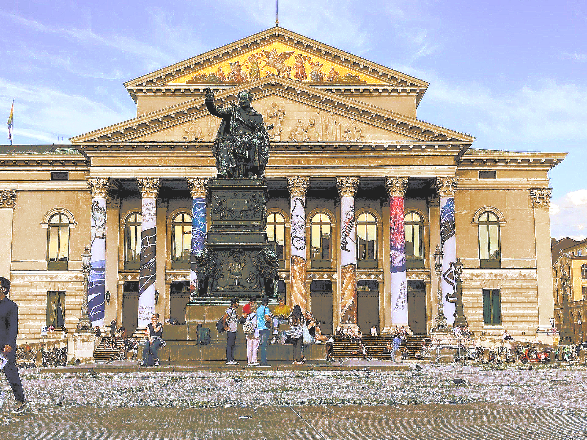 Ein großes Gebäude mit einer Statue davor