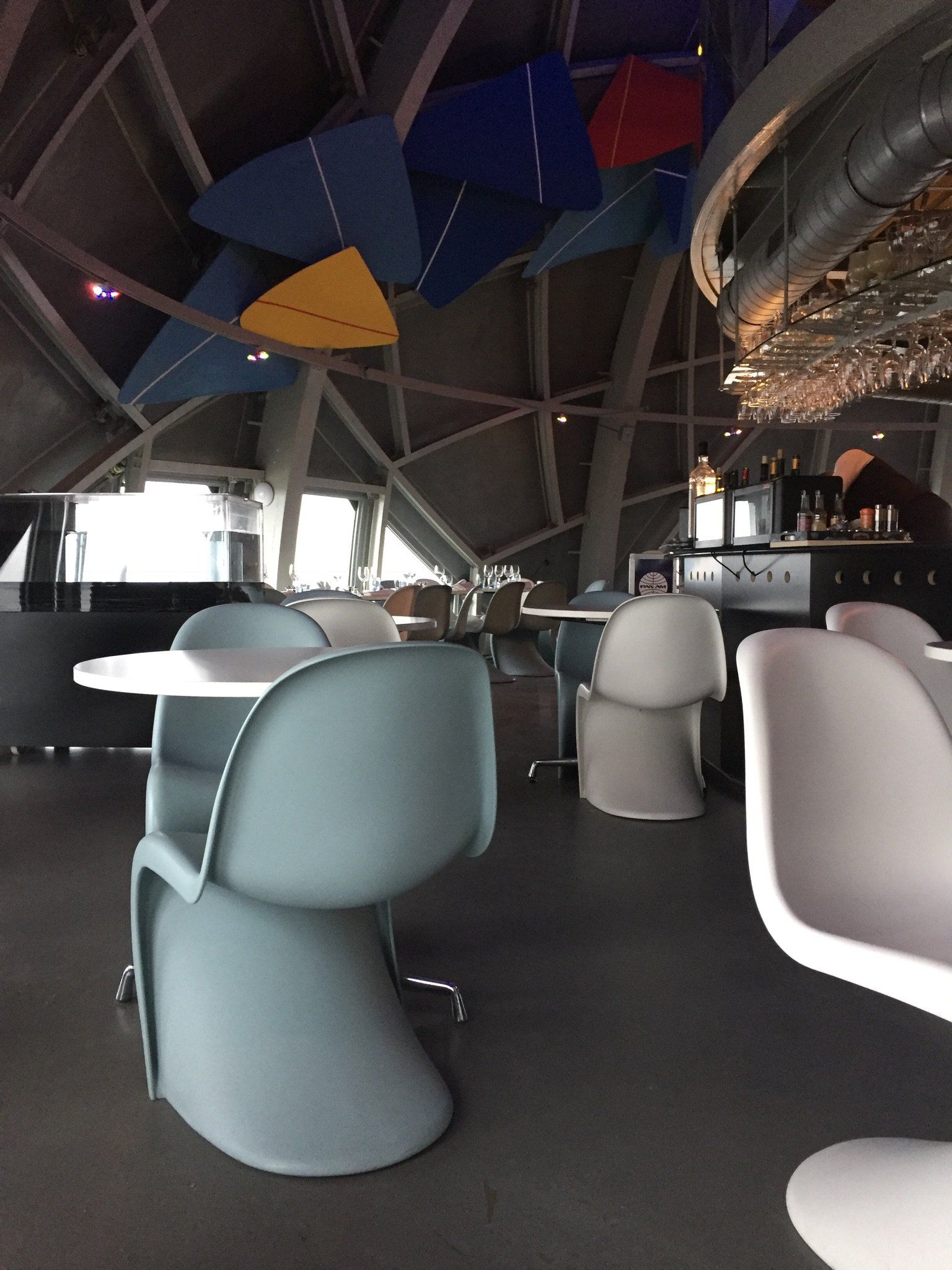 Ein Restaurant mit Tischen und Stühlen und einer bunten Decke
