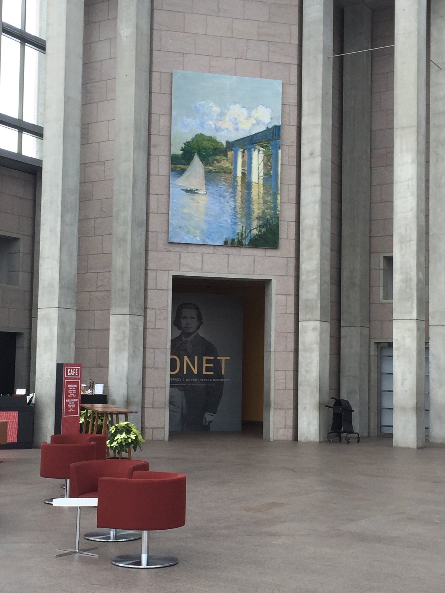 Ein großes Gemälde an einer Wand mit dem Wort Monet darauf