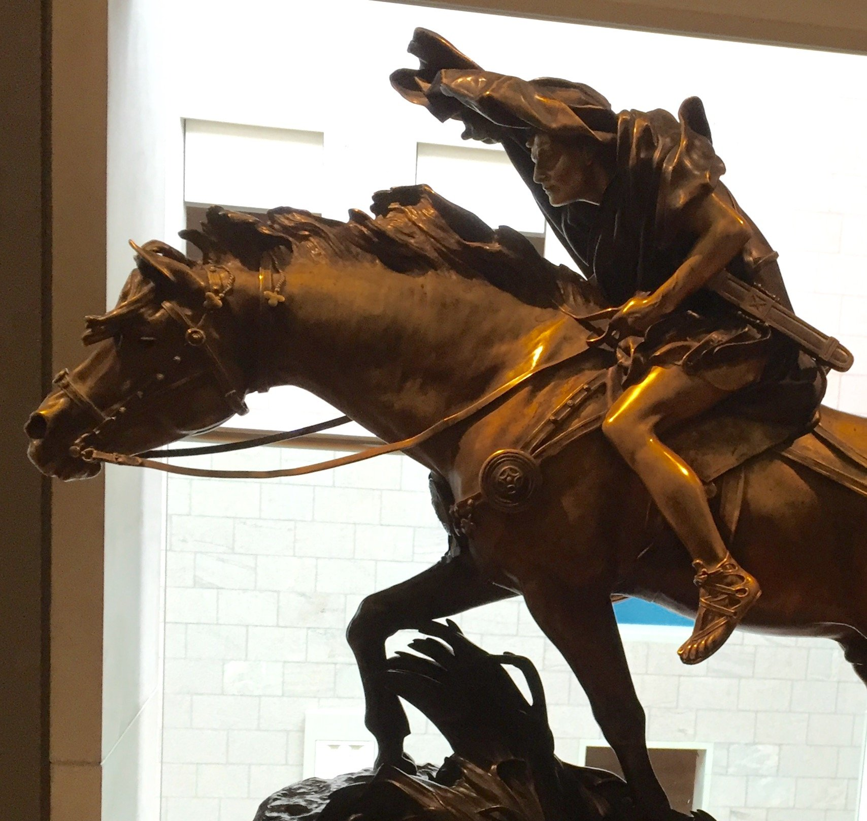Eine Bronzestatue eines Mannes, der auf einem Pferd reitet