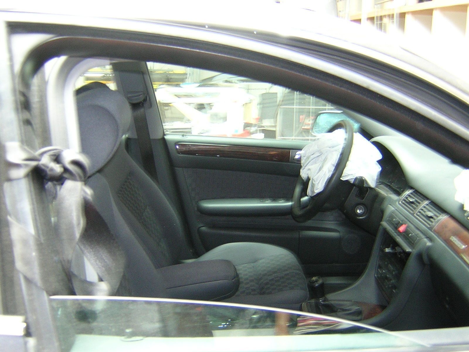 Das Innere eines Autos mit einem kaputten Lenkrad