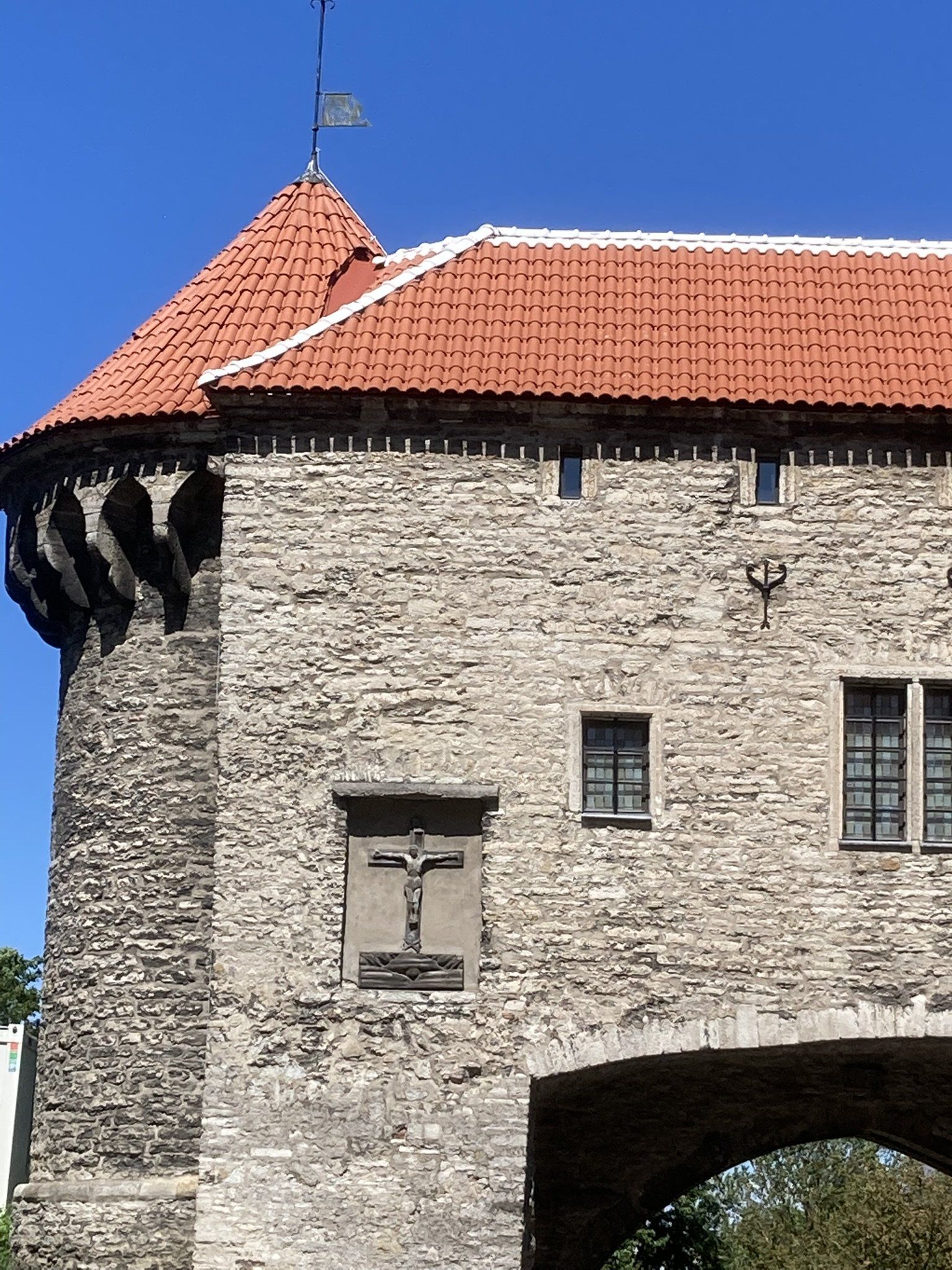 Ein großes Steingebäude mit einem roten Ziegeldach