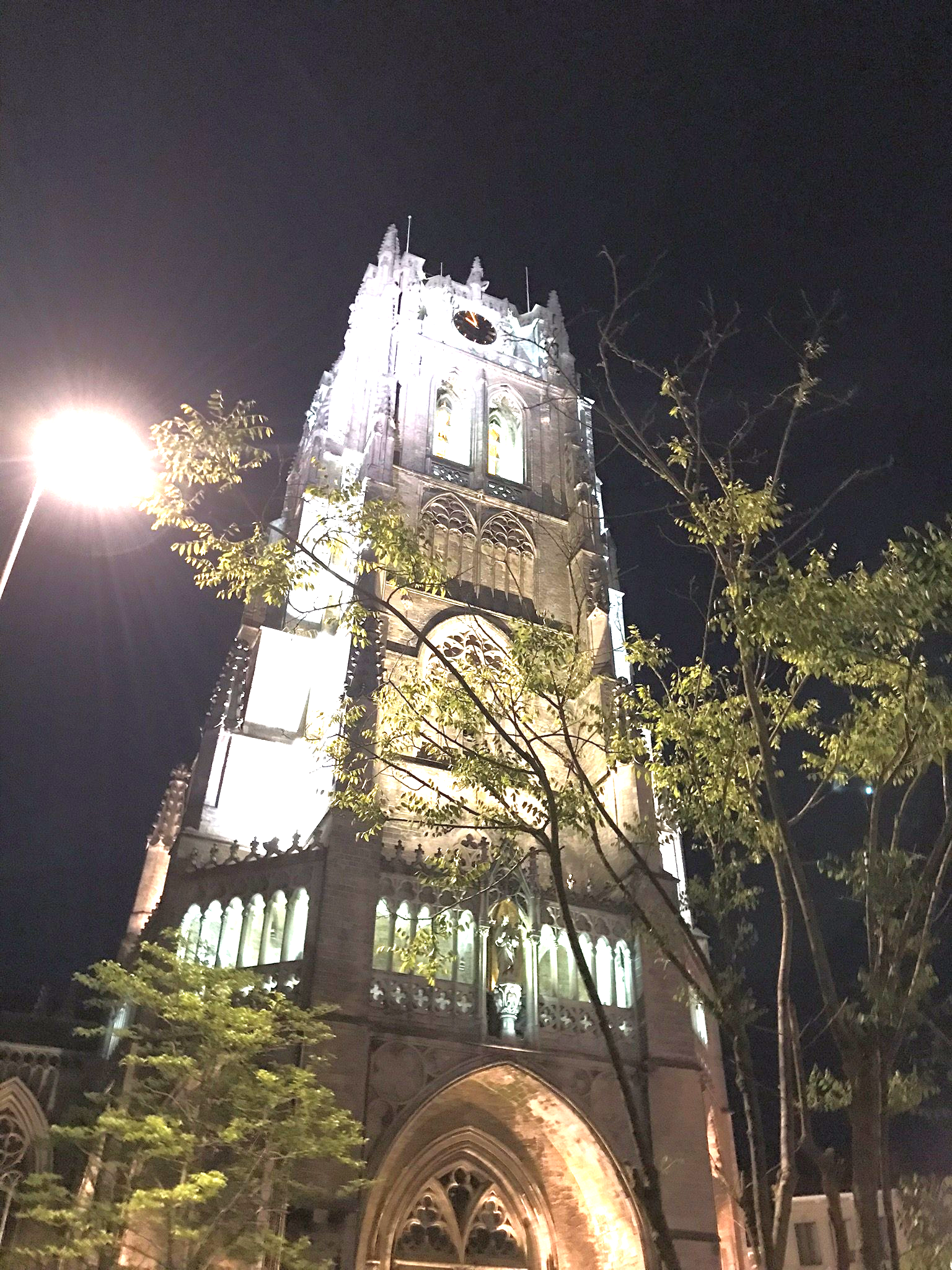 Ein sehr hohes Gebäude ist nachts beleuchtet