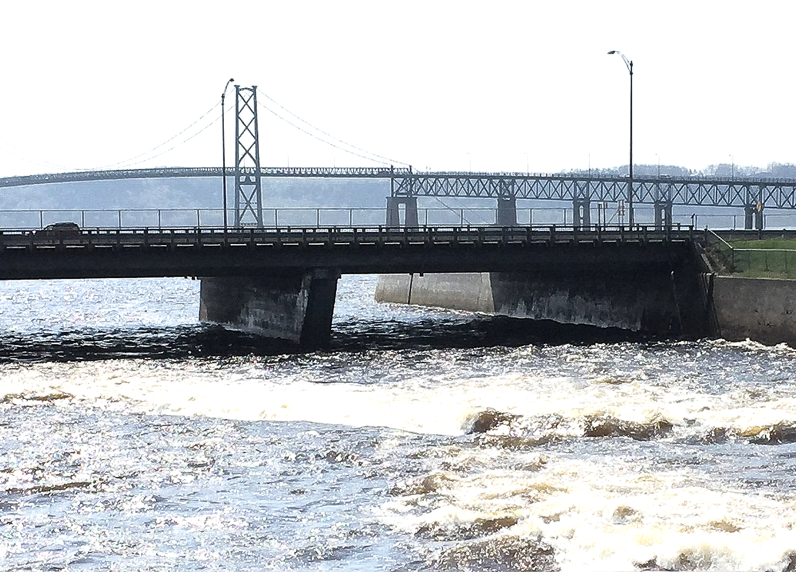 Eine Brücke über ein großes Gewässer