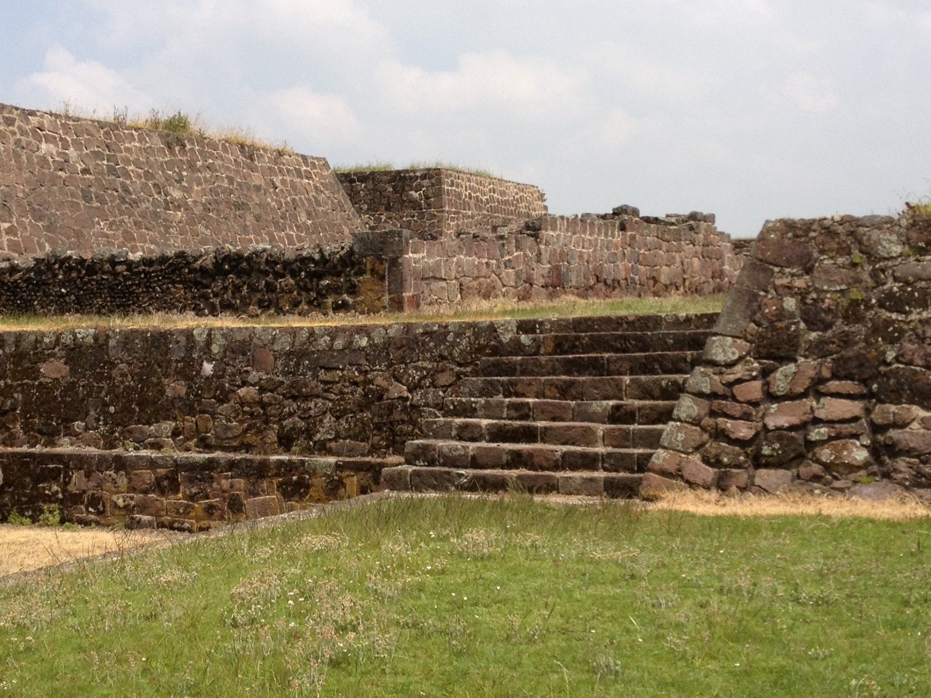 Eine Steinmauer mit Treppen, die hinaufführen